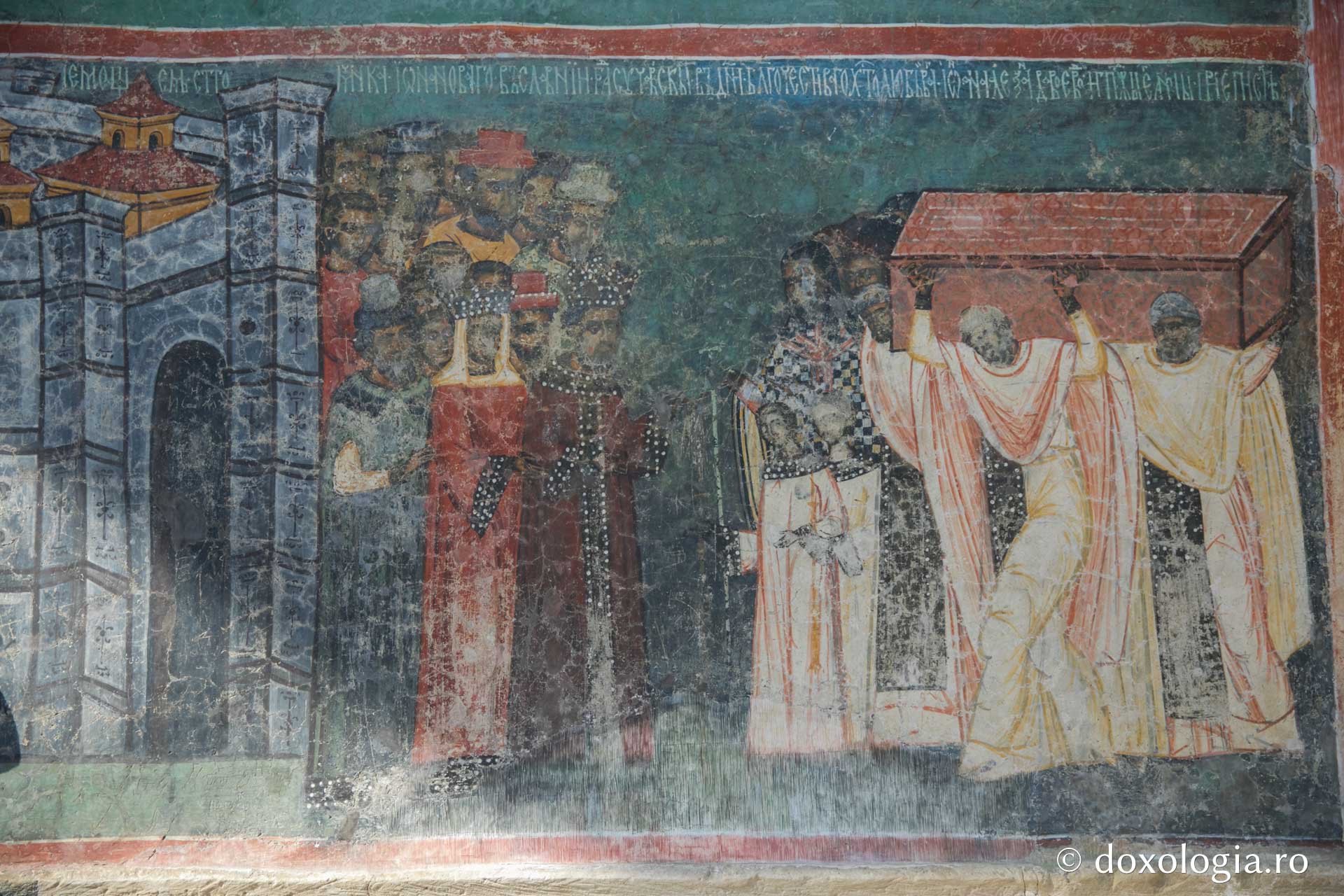 Aducerea moaștelor Sfântului Ioan cel Nou de la Suceava, pictată pe pereții exteriori ai Mănăstirii Voroneț / Foto: Pr. Silviu Cluci Aducerea moaștelor Sfântului Ioan cel Nou de la Suceava