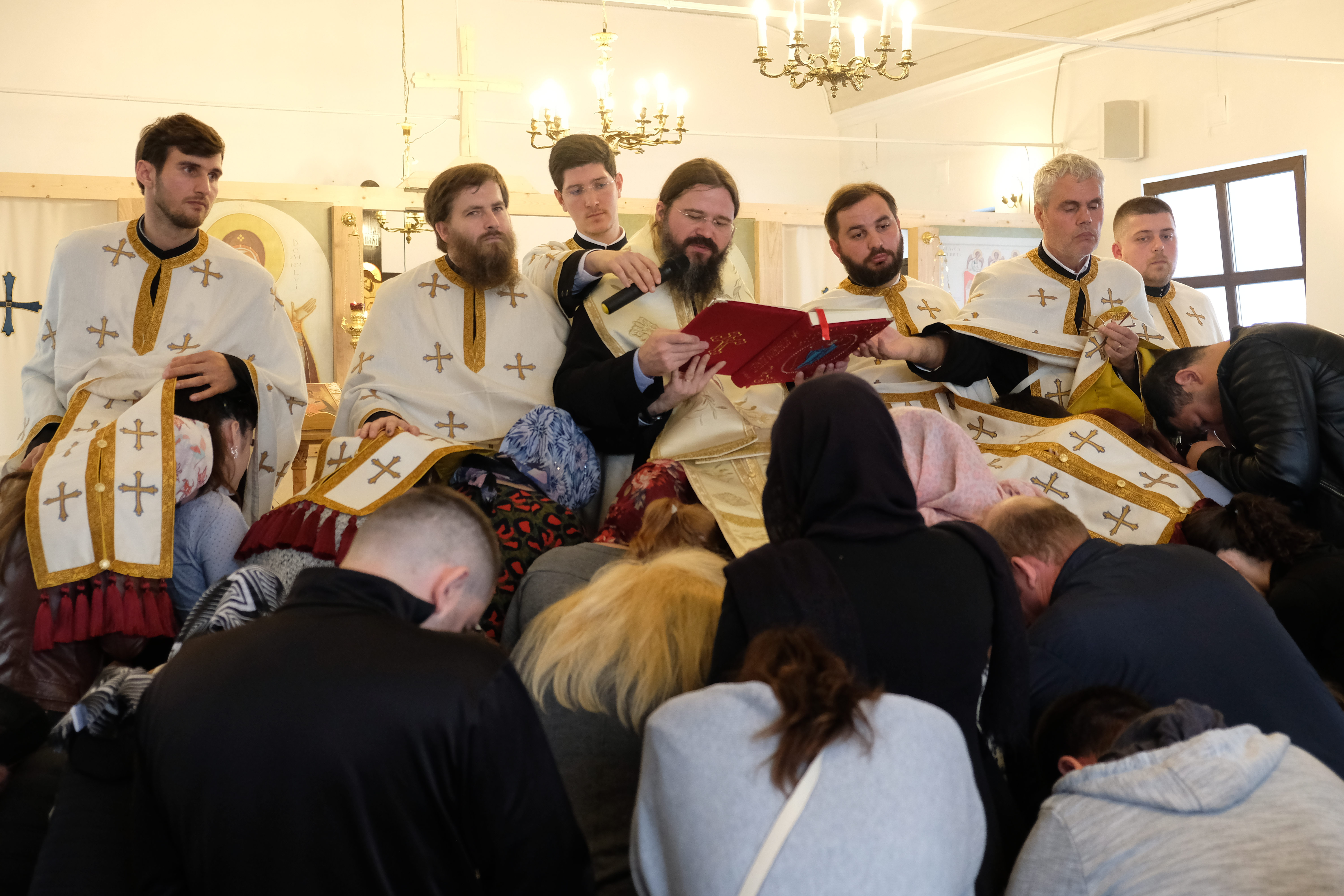 PS Macarie, către tineri: „Păziți-vă tinerețea de curentele otrăvitoare ale acestei lumi care pot să vă târască în prăpastia ratărilor și eșecurilor!”