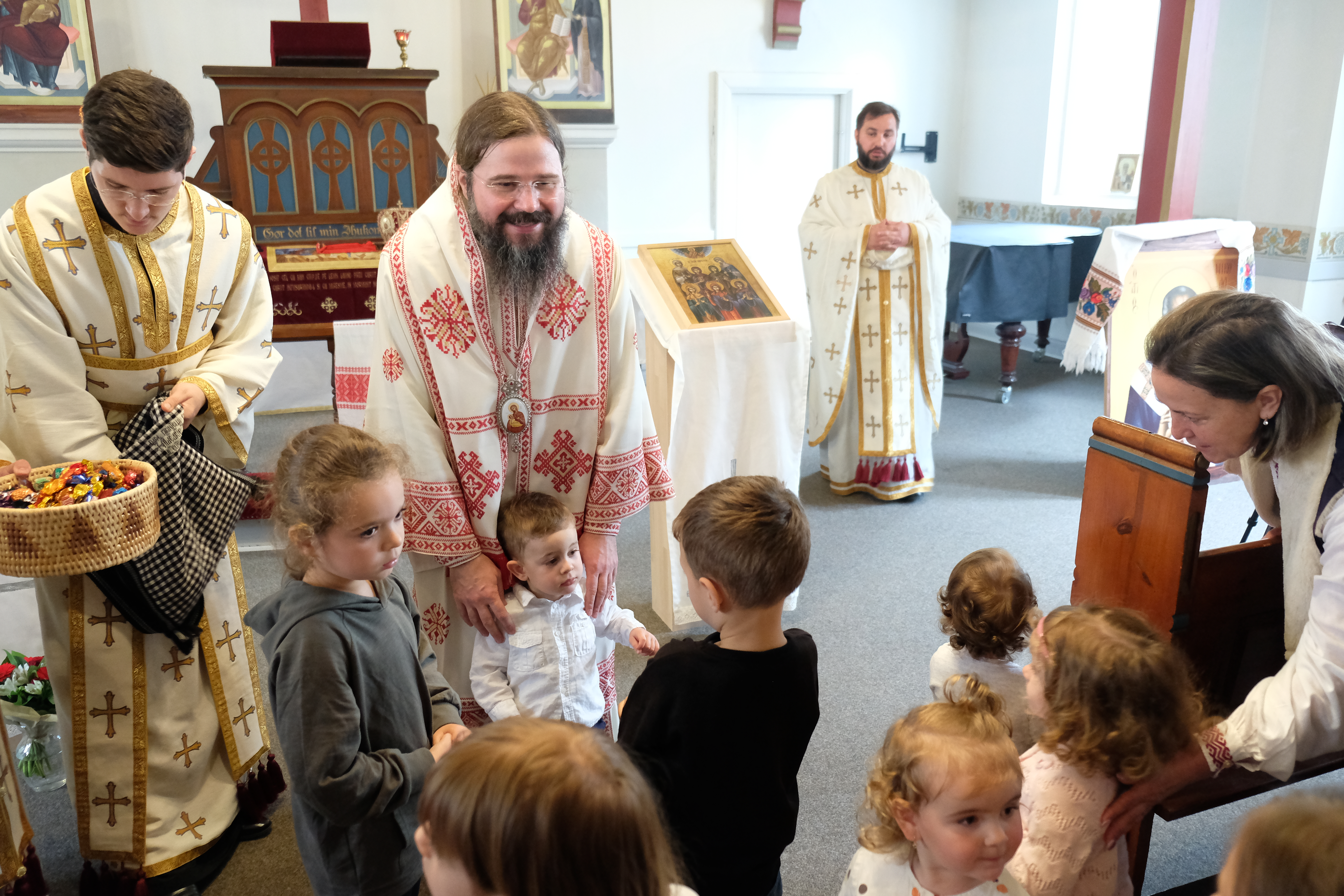 PS Macarie, către tineri: „Păziți-vă tinerețea de curentele otrăvitoare ale acestei lumi care pot să vă târască în prăpastia ratărilor și eșecurilor!”