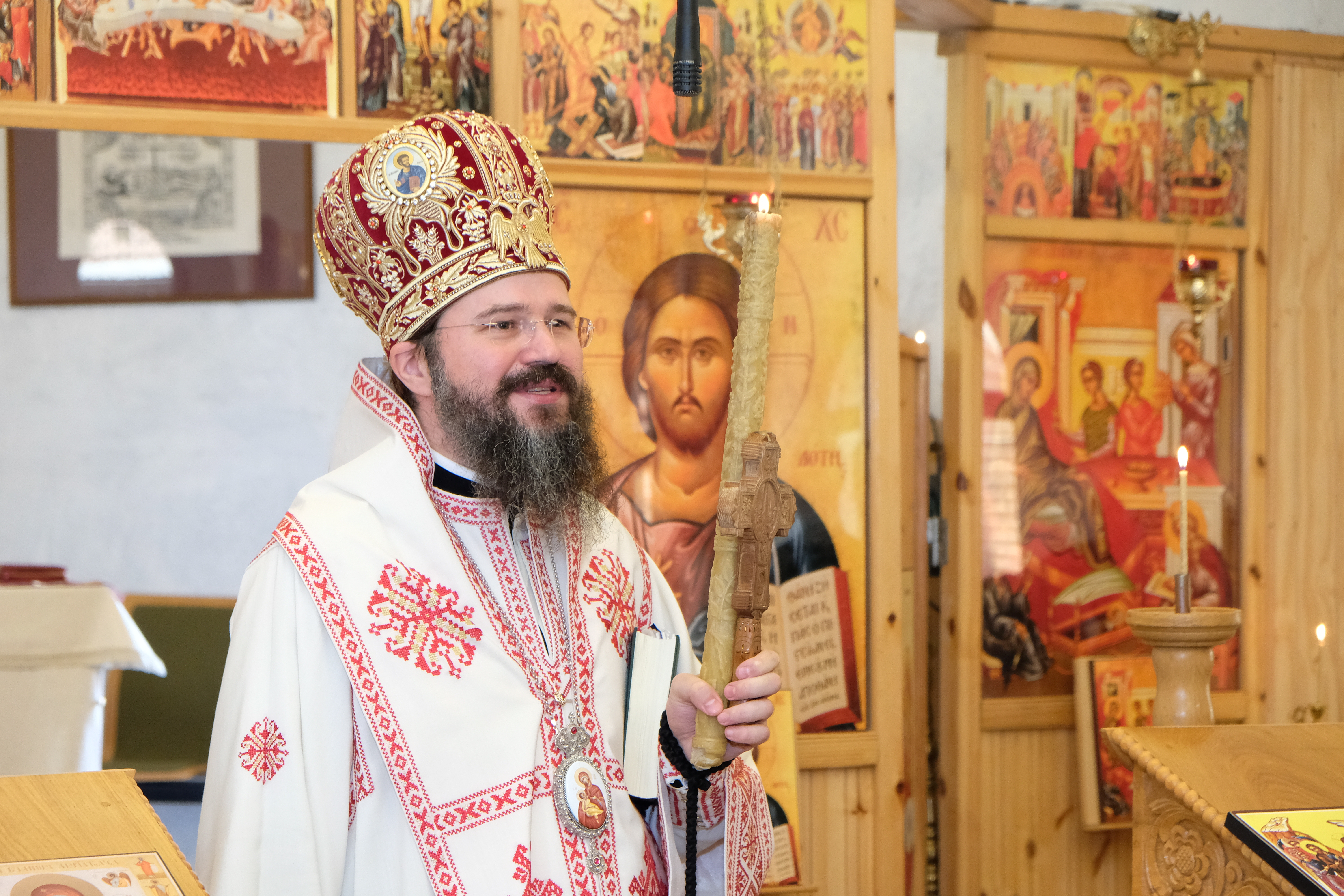 PS Macarie, către tineri: „Păziți-vă tinerețea de curentele otrăvitoare ale acestei lumi care pot să vă târască în prăpastia ratărilor și eșecurilor!”