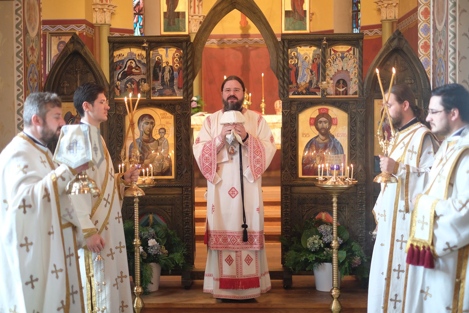 PS Macarie: „Să ne lăsăm pătrunși de duhul Înălțării și să ținem calea către cer”