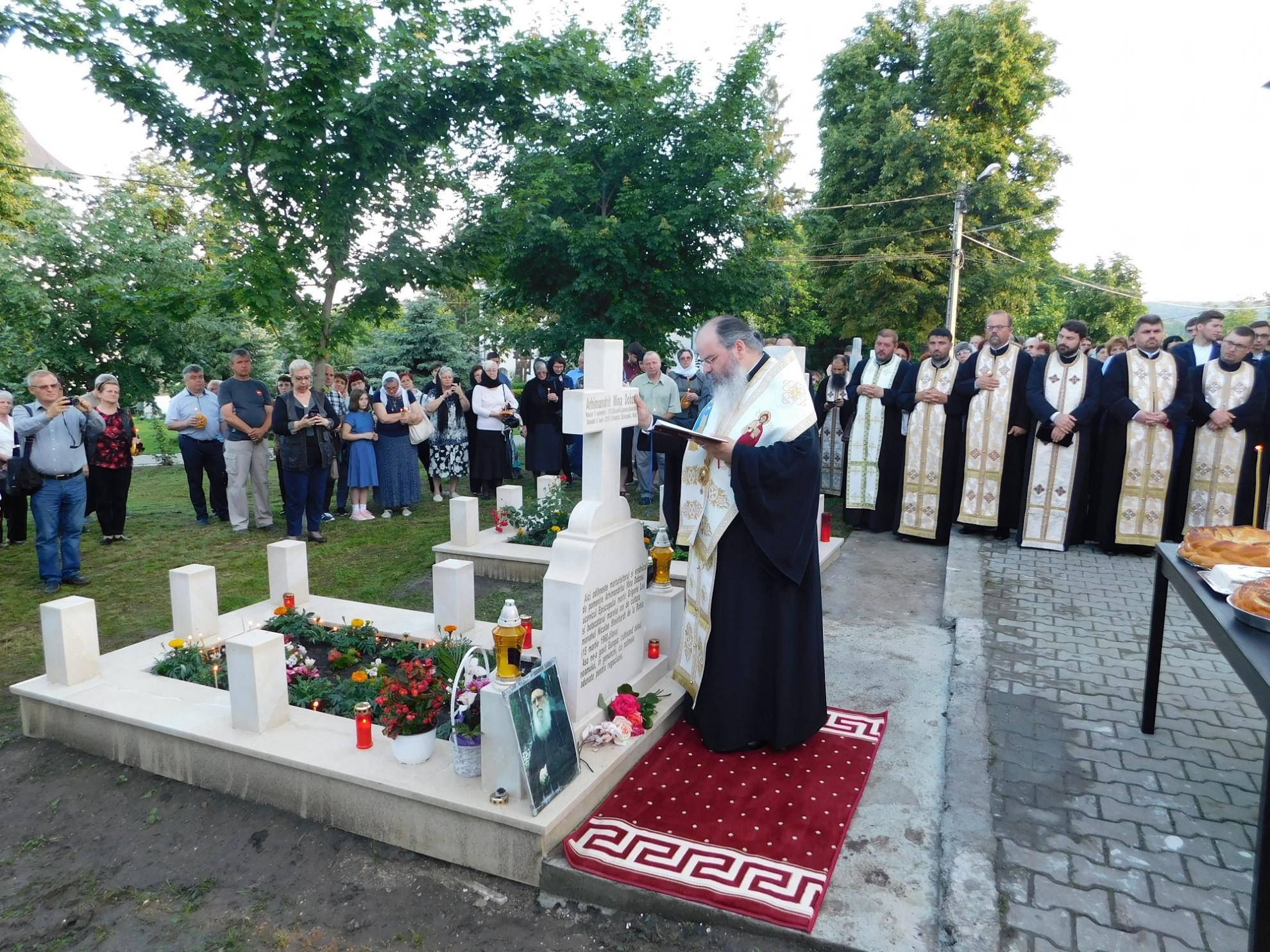 Rugăciuni pentru arhimandritul Mina Dobzeu, la Huşi