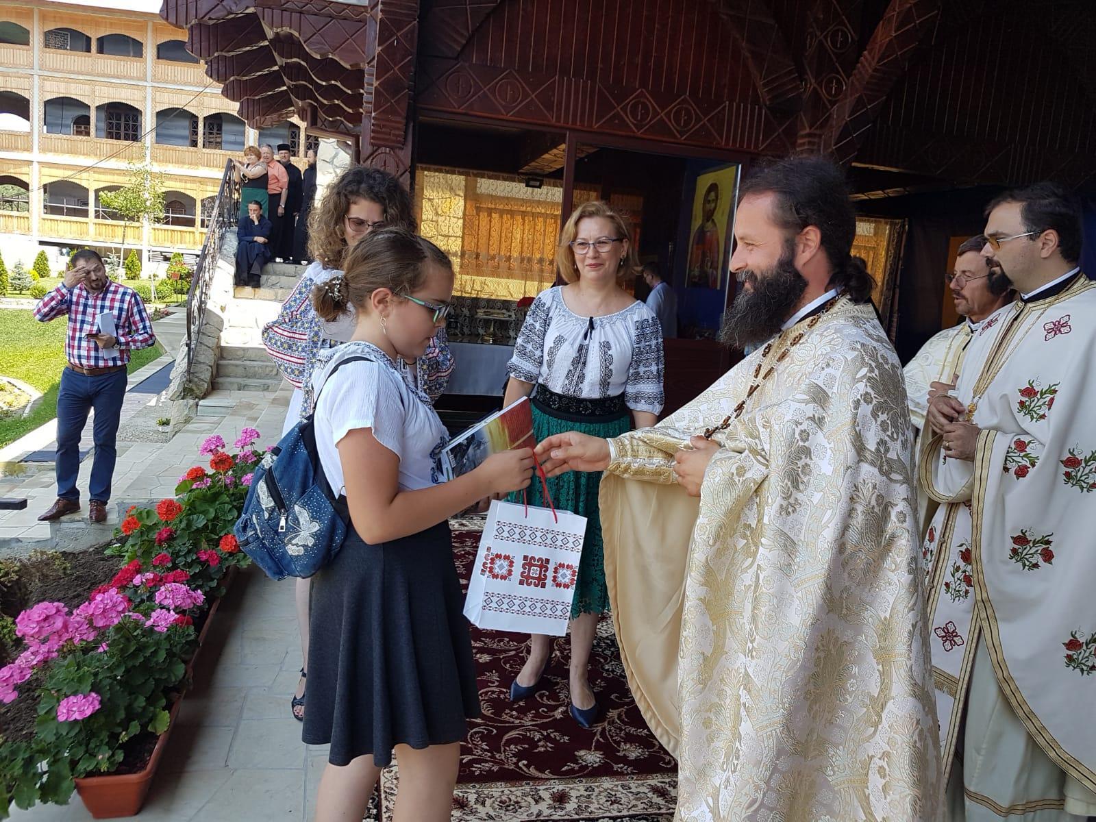 Premii pentru elevii din două eparhii ale Moldovei