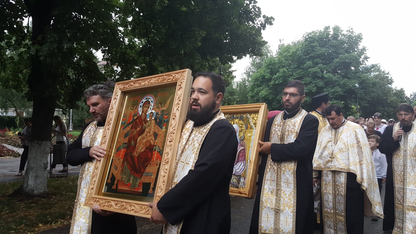 Premii pentru elevii din două eparhii ale Moldovei