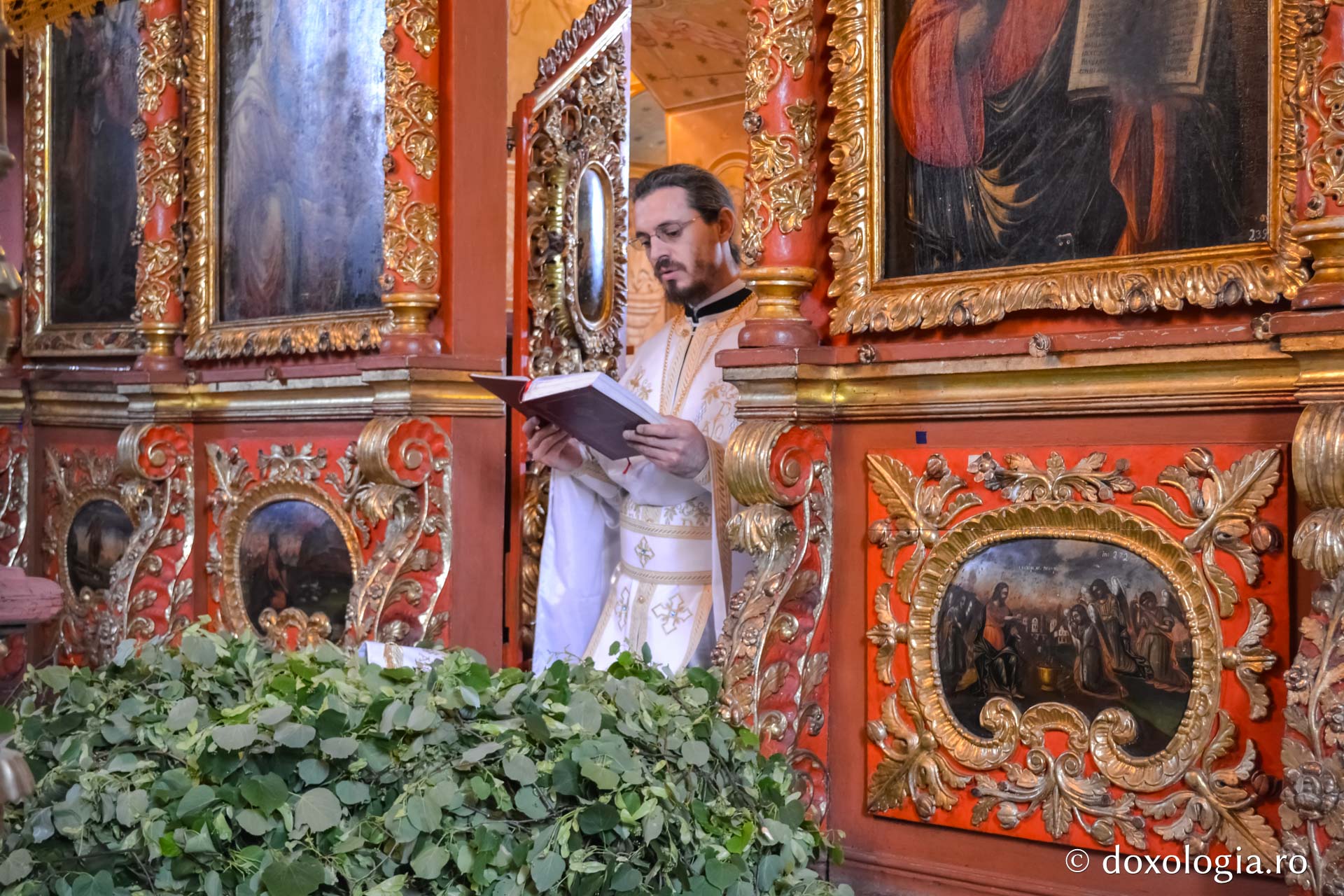 preot binecuvântând ramurile de tei