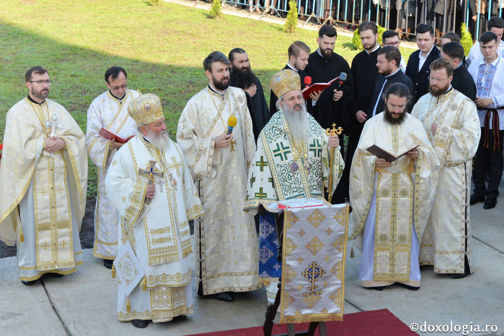 Biserica „Sfântul Arhidiacon Ștefan” din Tătărași a fost sfințită de doi arhierei