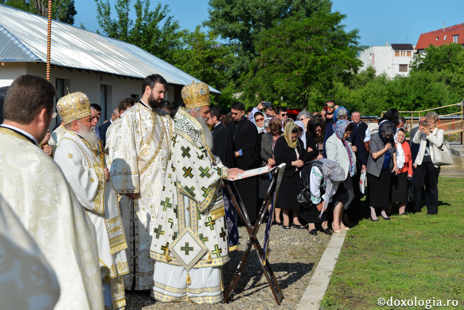 Biserica „Sfântul Arhidiacon Ștefan” din Tătărași a fost sfințită de doi arhierei