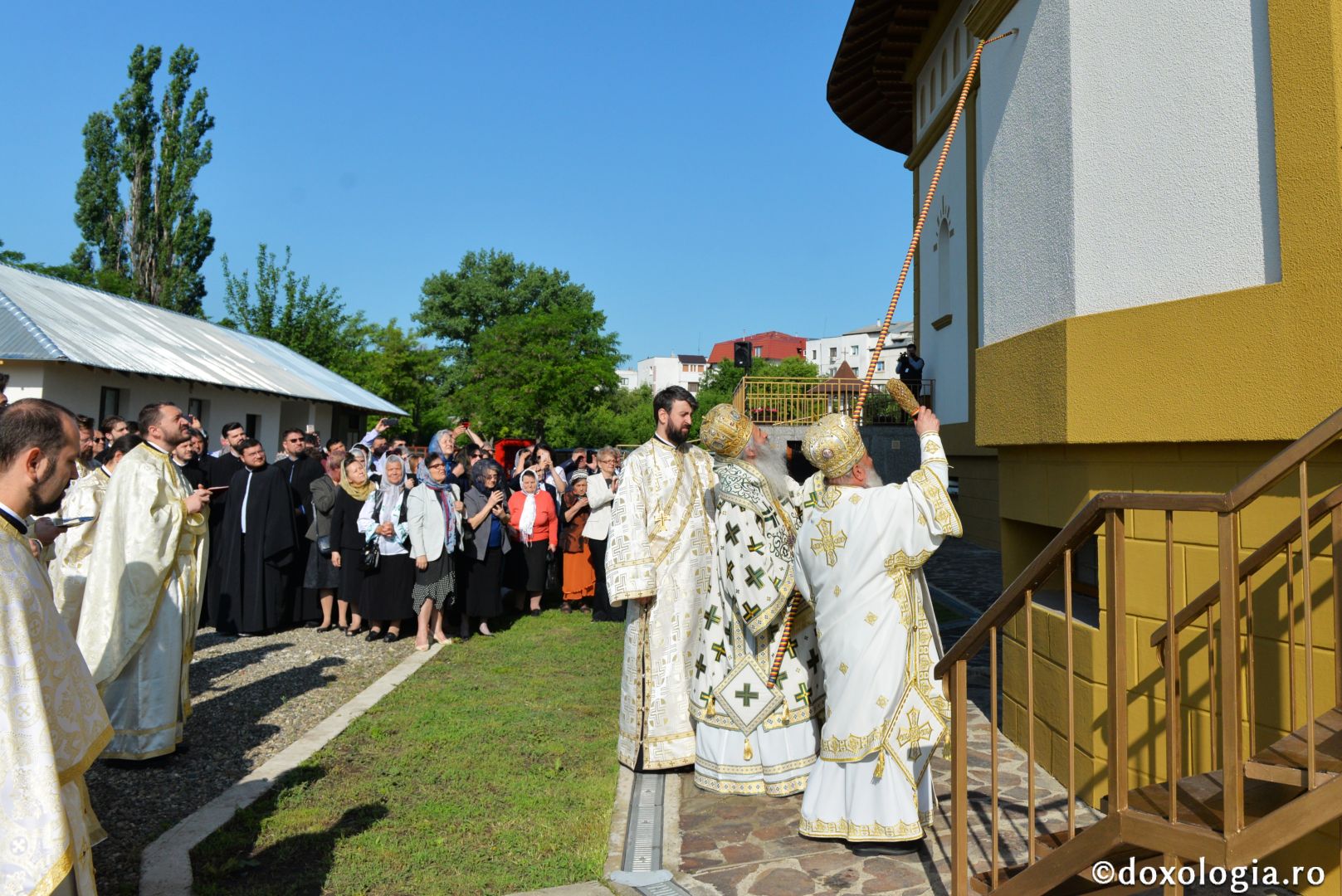 Biserica „Sfântul Arhidiacon Ștefan” din Tătărași a fost sfințită de doi arhierei