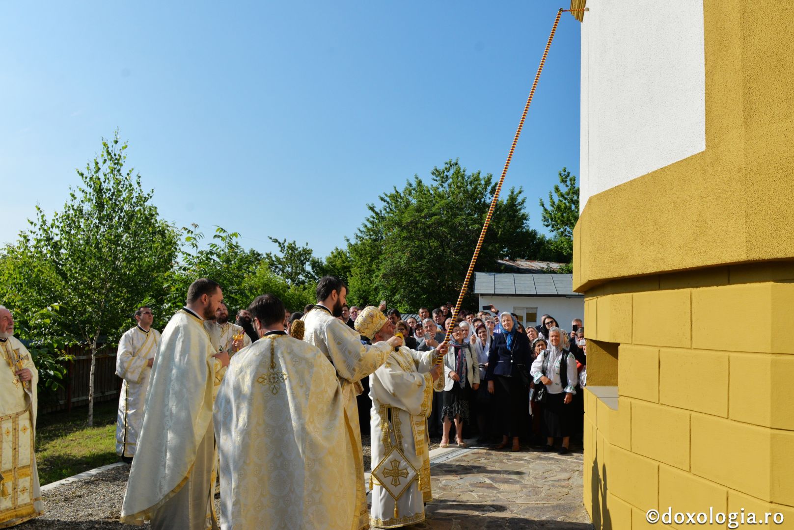 Biserica „Sfântul Arhidiacon Ștefan” din Tătărași a fost sfințită de doi arhierei