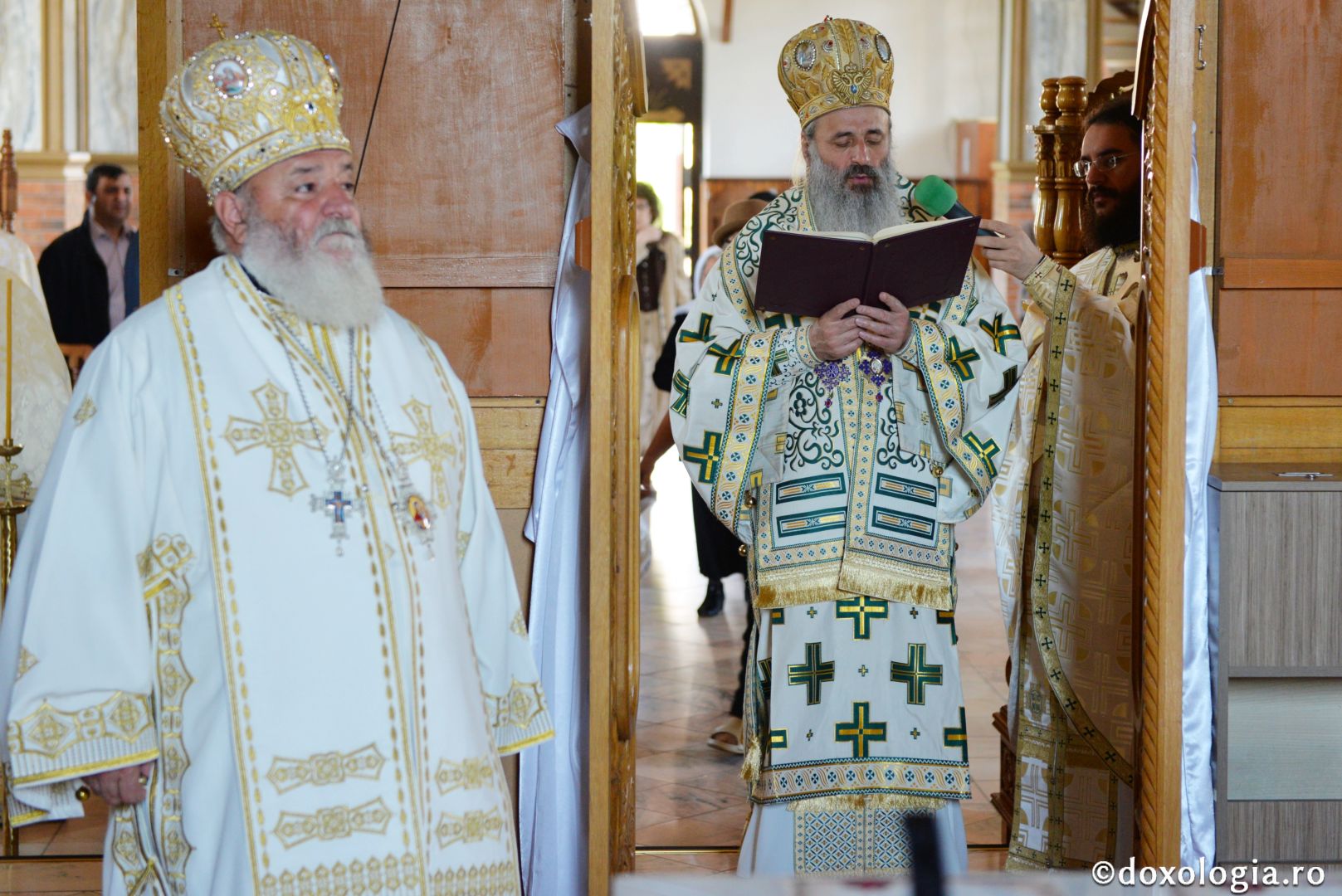 Biserica „Sfântul Arhidiacon Ștefan” din Tătărași a fost sfințită de doi arhierei