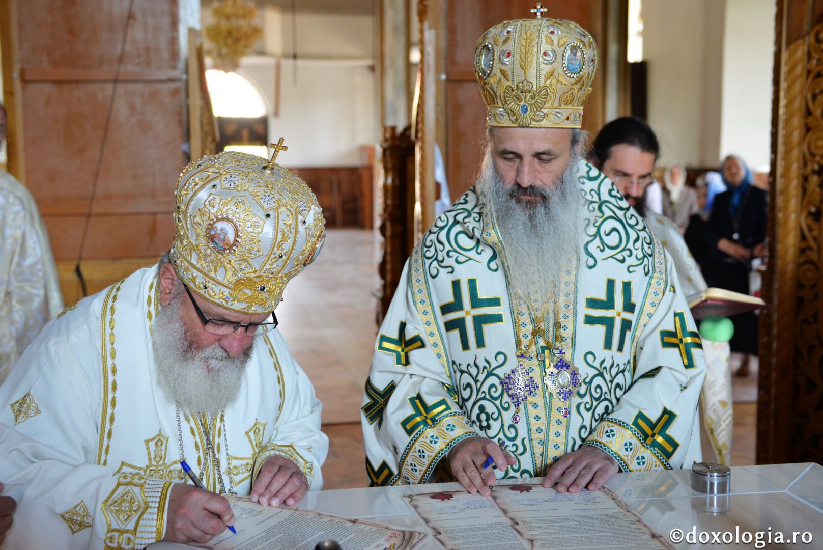 Biserica „Sfântul Arhidiacon Ștefan” din Tătărași a fost sfințită de doi arhierei