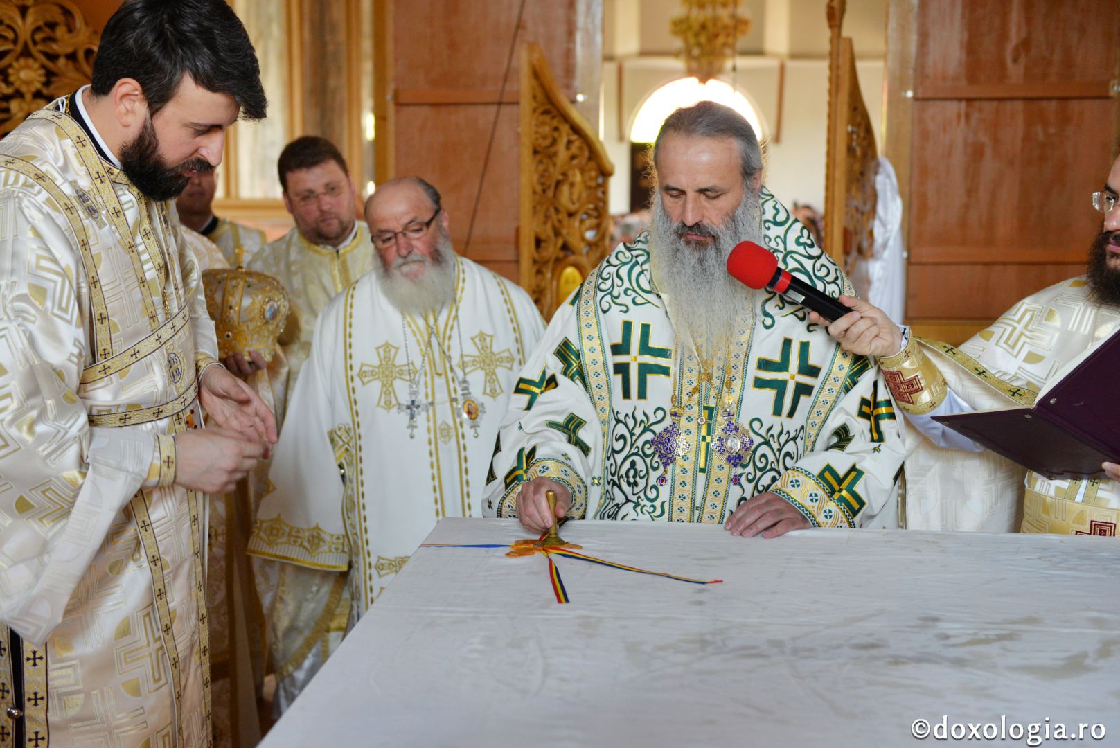 Biserica „Sfântul Arhidiacon Ștefan” din Tătărași a fost sfințită de doi arhierei