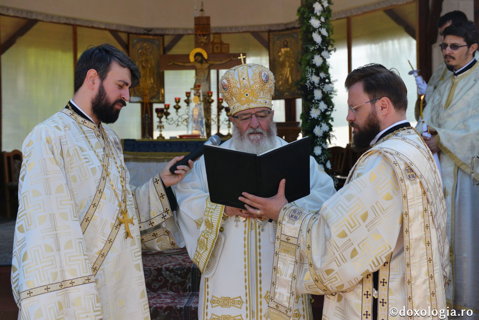 Biserica „Sfântul Arhidiacon Ștefan” din Tătărași a fost sfințită de doi arhierei