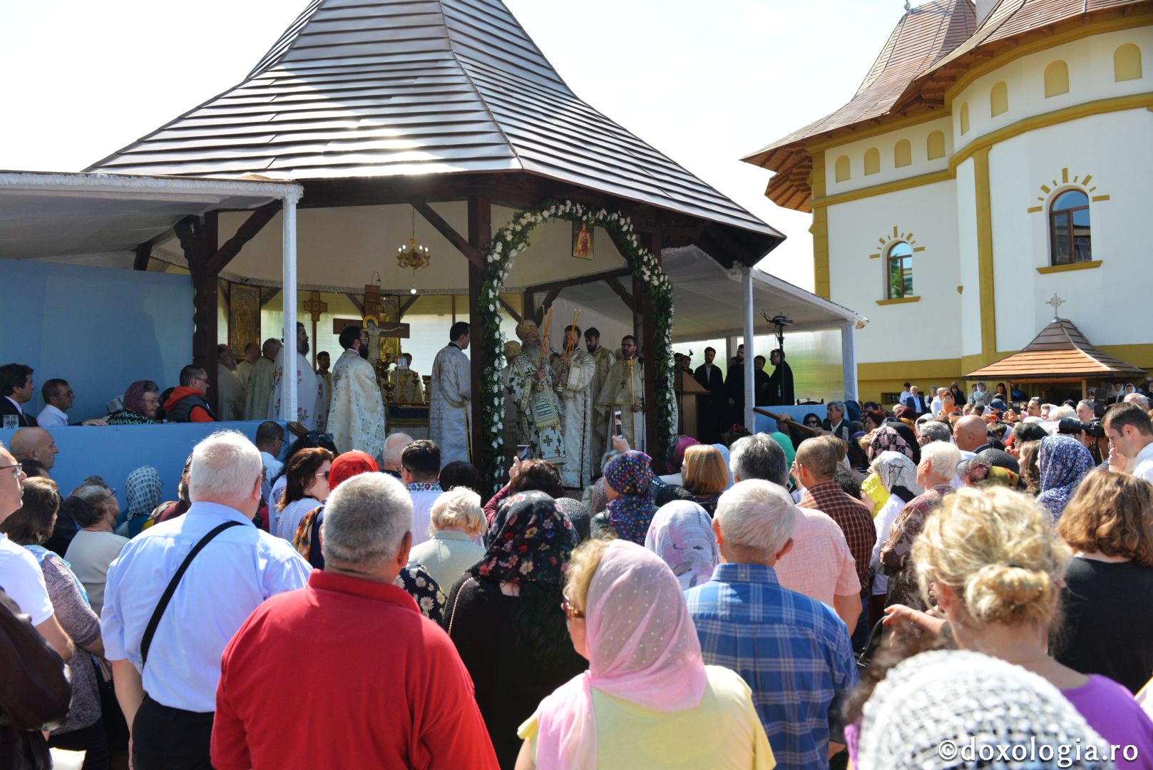 Biserica „Sfântul Arhidiacon Ștefan” din Tătărași a fost sfințită de doi arhierei