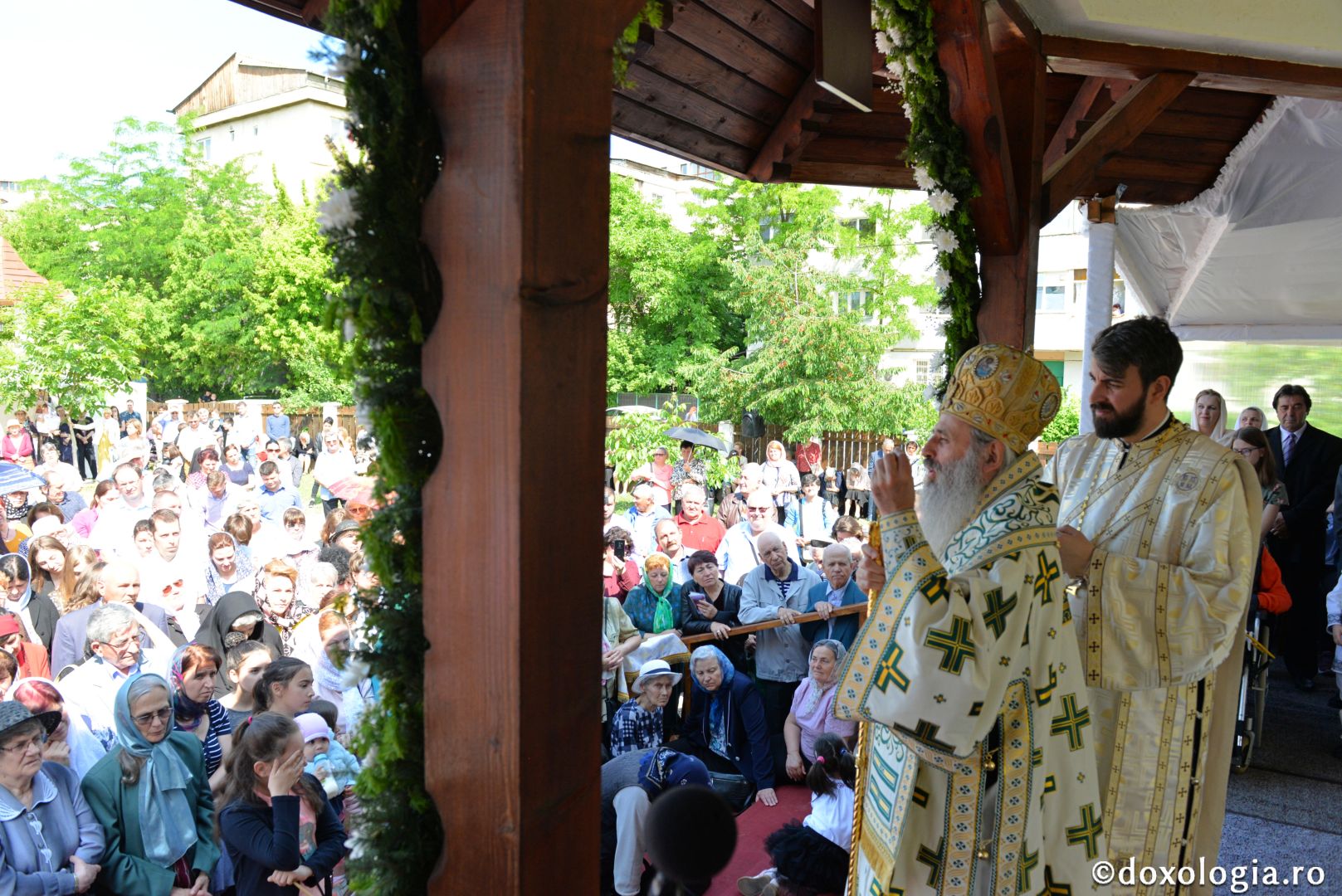 Biserica „Sfântul Arhidiacon Ștefan” din Tătărași a fost sfințită de doi arhierei