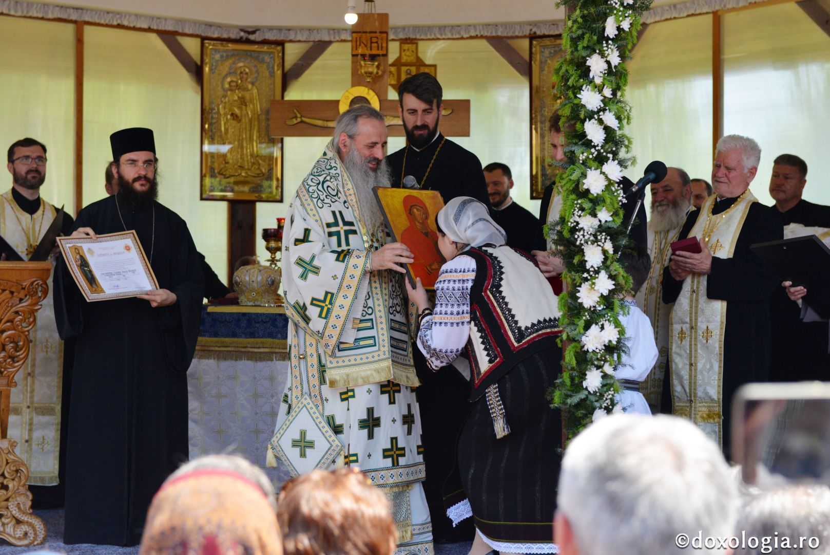 Biserica „Sfântul Arhidiacon Ștefan” din Tătărași a fost sfințită de doi arhierei