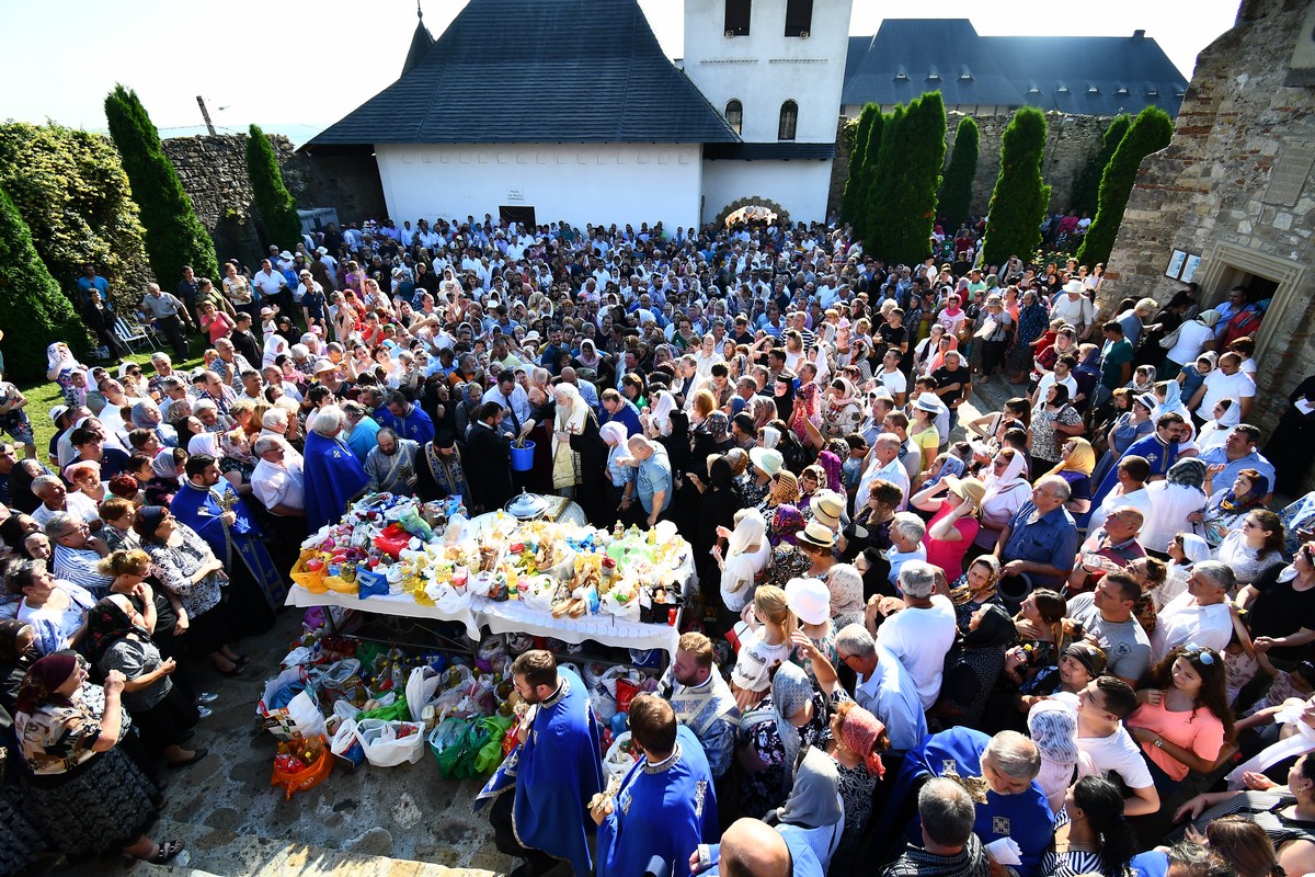 Slujbe arhiereşti în două eparhii ale Moldovei