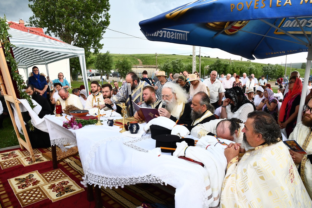 Binecuvântare arhierească în Parohia Ipatele
