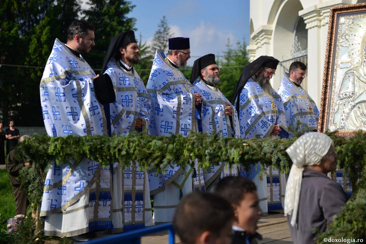 Cinci ierarhi și sute de credincioși prezenți la Hramul Mănăstirii Neamț – IPS Teofan: „Omul este chemat să preguste taina Împărăției Cerurilor”