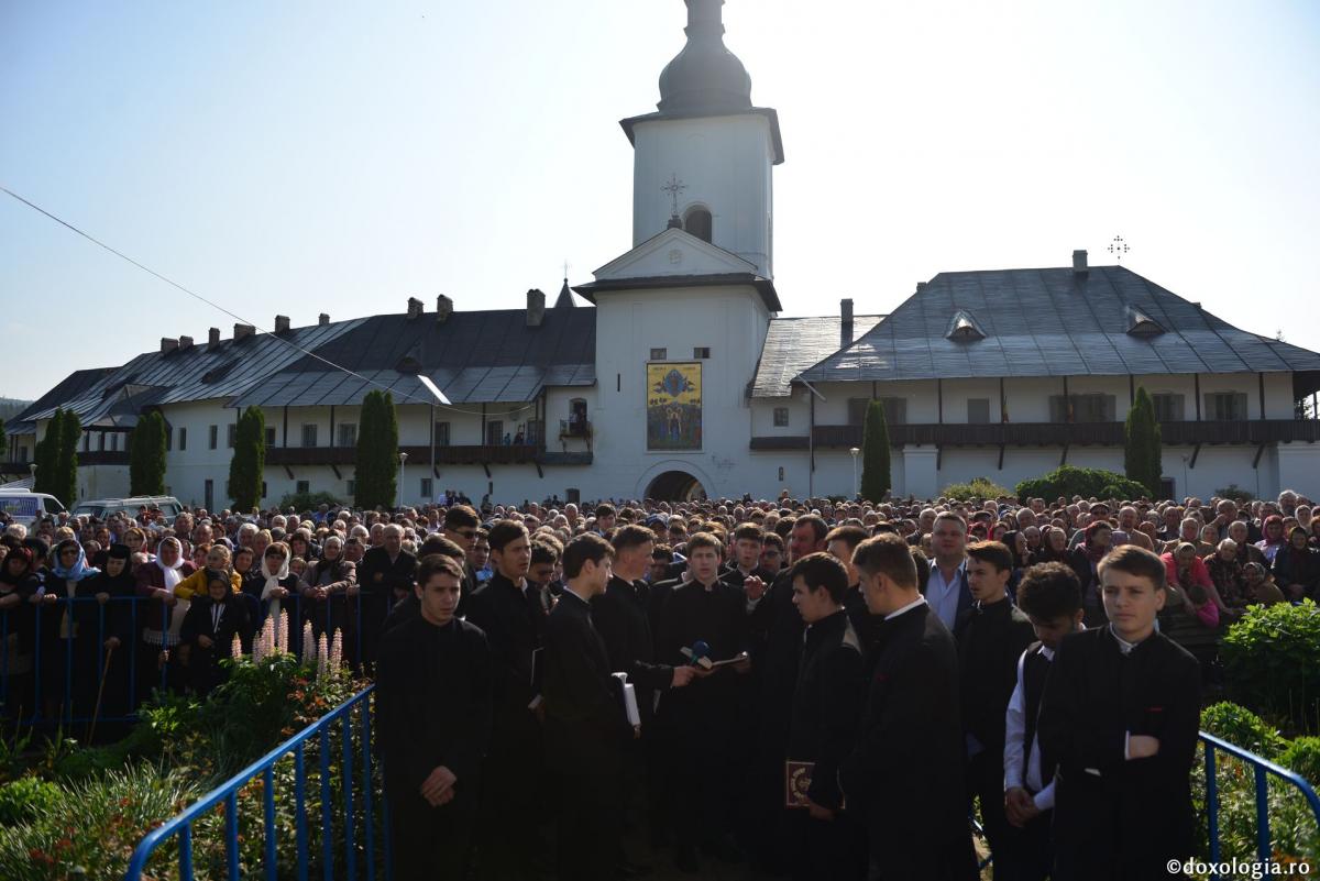 Cinci ierarhi și sute de credincioși prezenți la Hramul Mănăstirii Neamț – IPS Teofan: „Omul este chemat să preguste taina Împărăției Cerurilor”