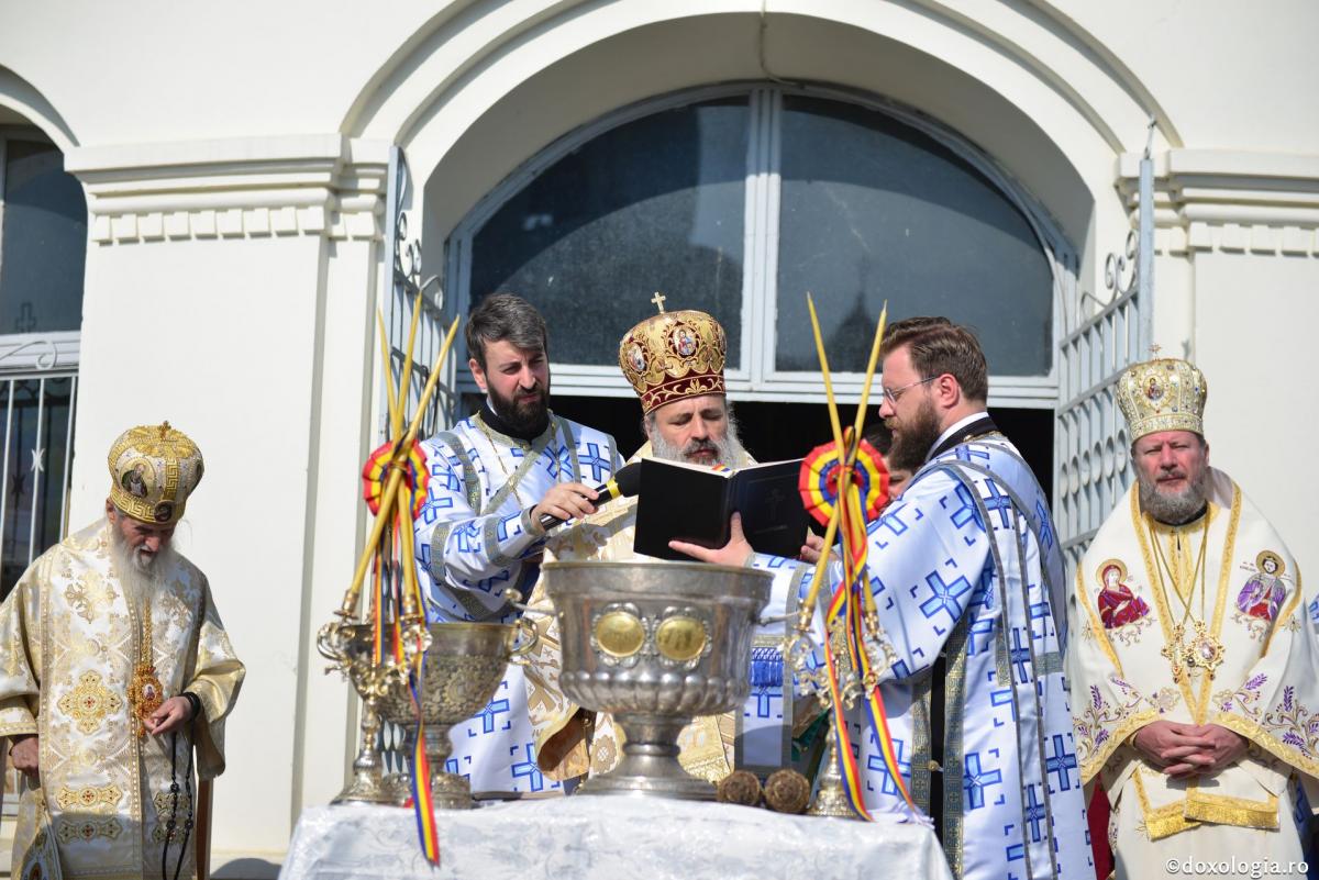 Cinci ierarhi și sute de credincioși prezenți la Hramul Mănăstirii Neamț – IPS Teofan: „Omul este chemat să preguste taina Împărăției Cerurilor”