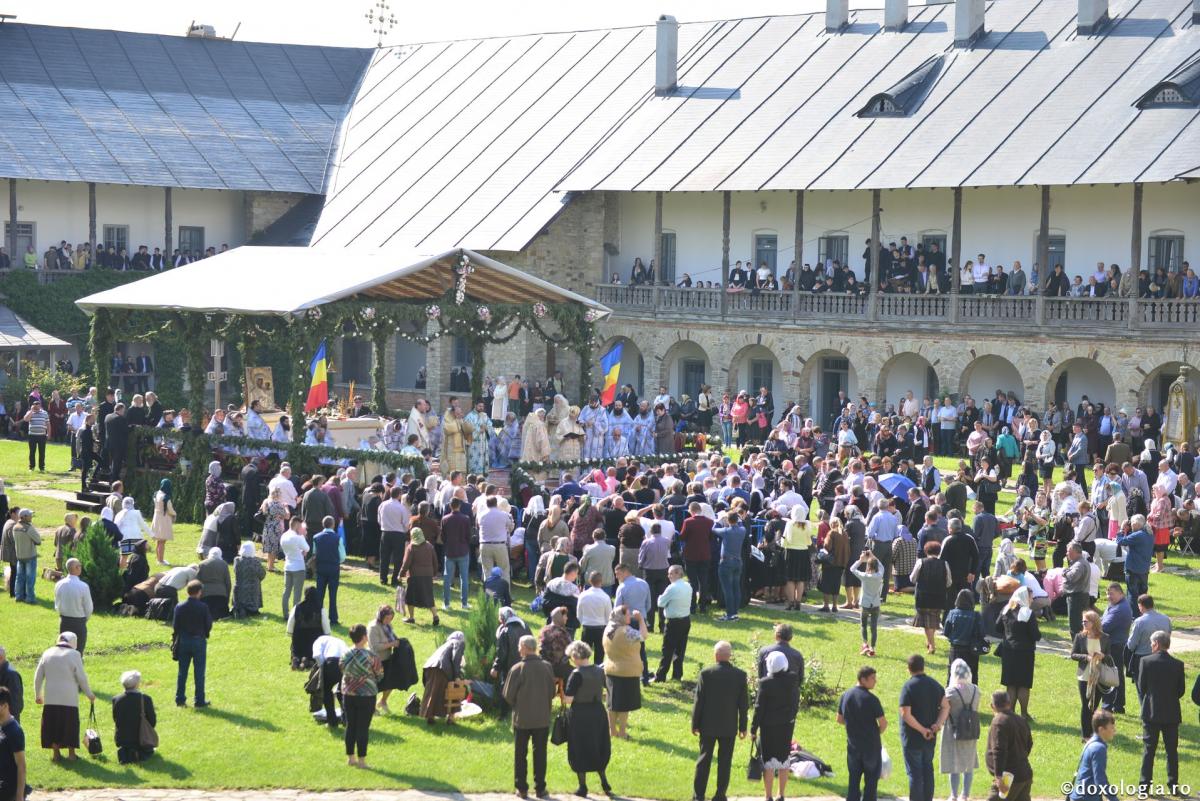 Cinci ierarhi și sute de credincioși prezenți la Hramul Mănăstirii Neamț – IPS Teofan: „Omul este chemat să preguste taina Împărăției Cerurilor”