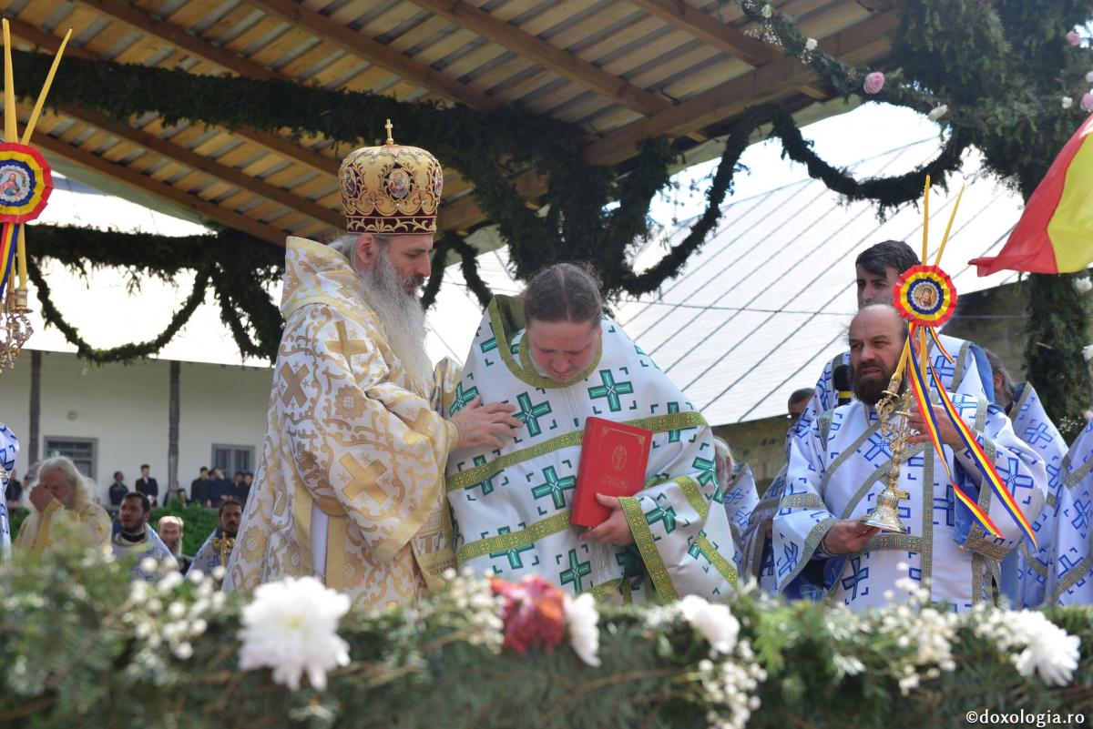 Cinci ierarhi și sute de credincioși prezenți la Hramul Mănăstirii Neamț – IPS Teofan: „Omul este chemat să preguste taina Împărăției Cerurilor”