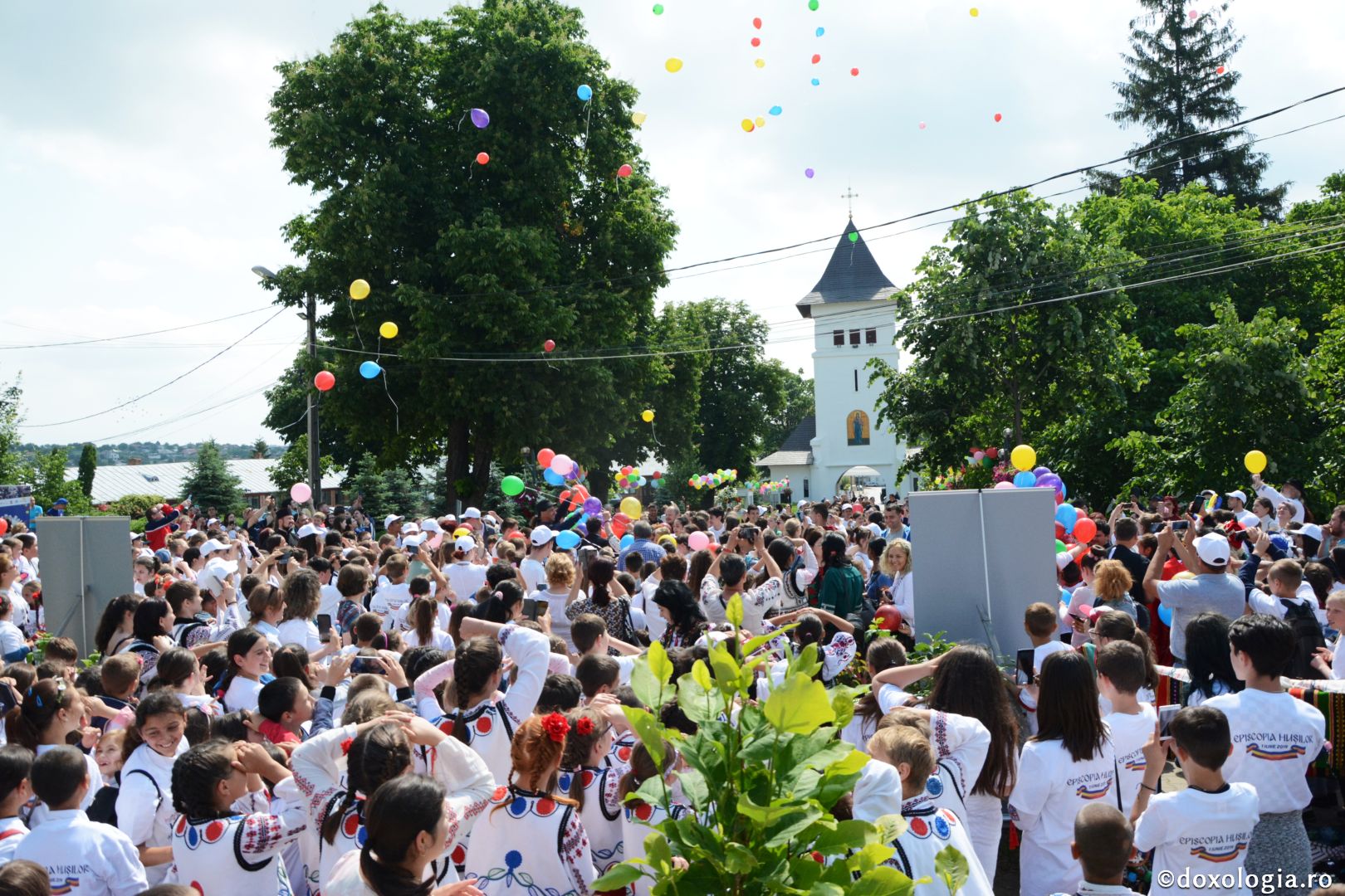 foto: Flavius Popa Ziua Copilului sărbătorită în Episcopia Hușilor – PS Ignatie: „Fiecare dintre voi sunteți o poveste luminoasă”
