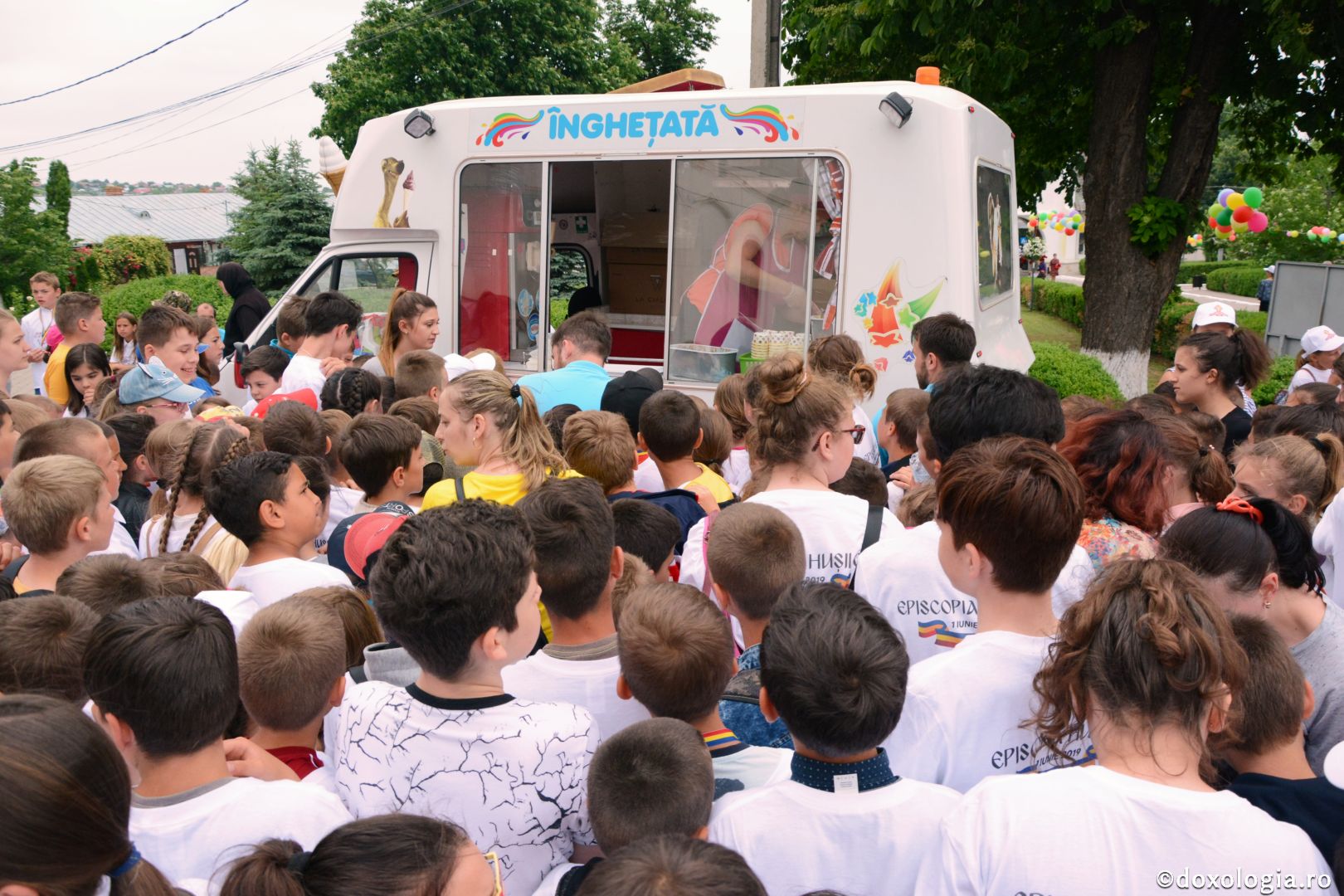 foto: Flavius Popa Ziua Copilului sărbătorită în Episcopia Hușilor – PS Ignatie: „Fiecare dintre voi sunteți o poveste luminoasă”