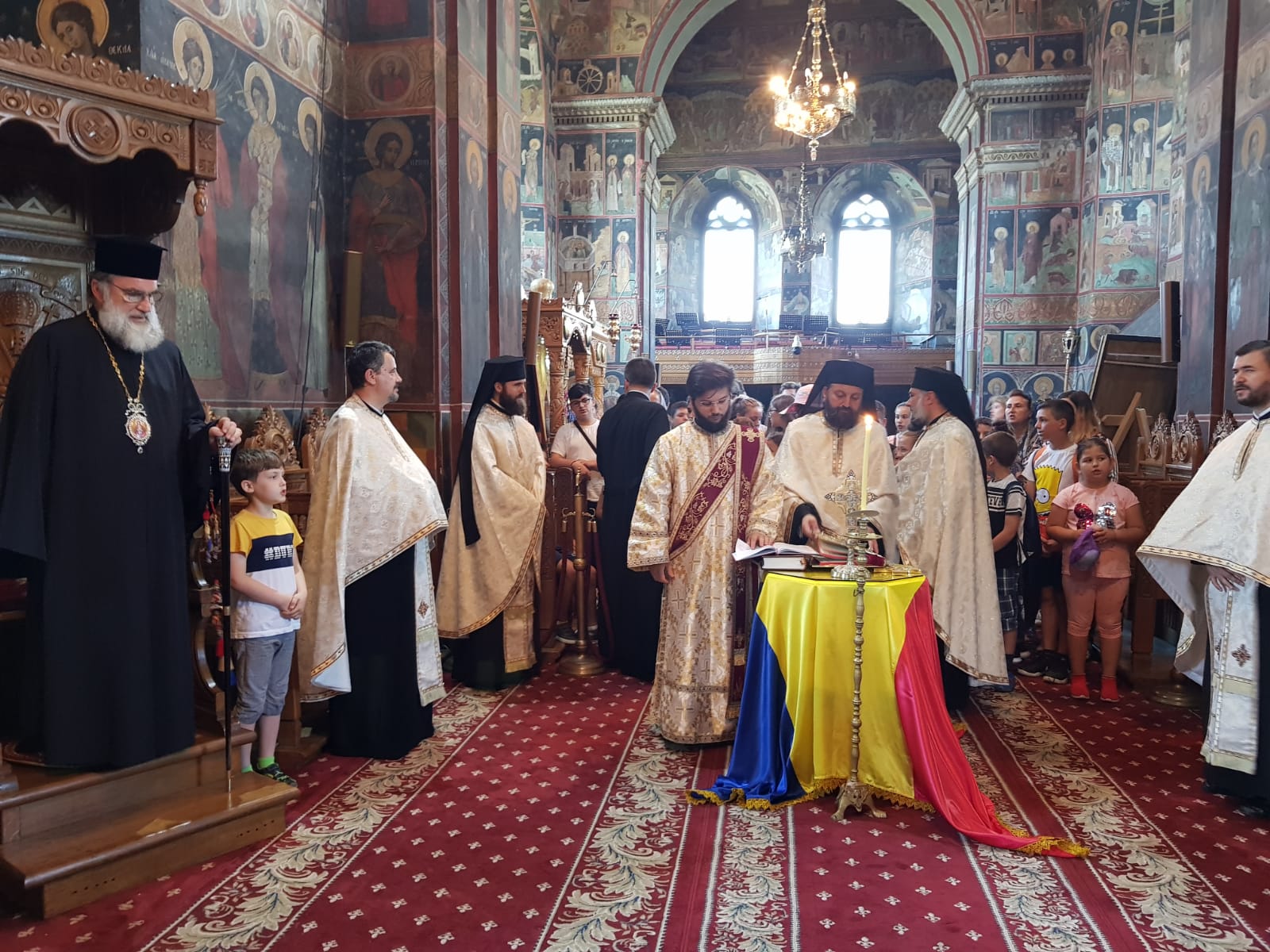 Ziua Drapelului la Catedrala Arhiepiscopală din Roman Ziua Drapelului la Catedrala Arhiepiscopală din Roman