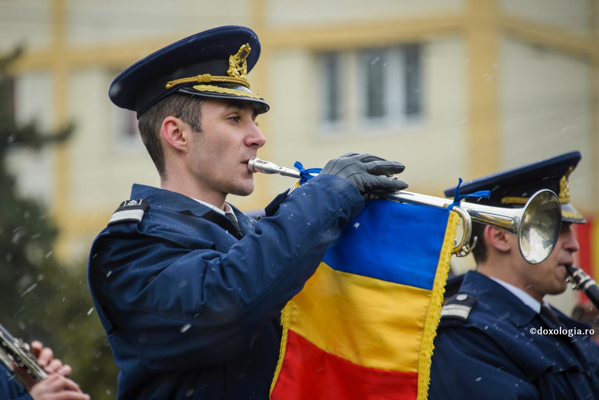 29 iulie – Ziua imnului național al României / Foto: Oana Nechifor ofițer în uniformă cântând la trompetă