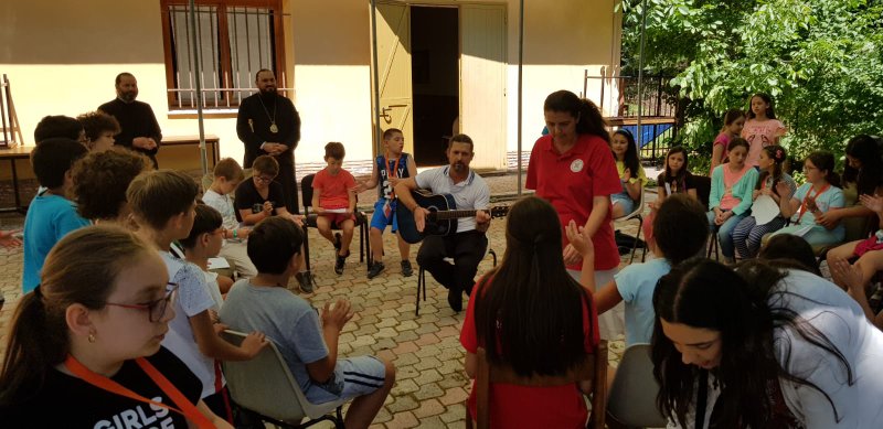 PS Atanasie de Bogdania s-a aflat în mijlocul tinerilor din tabăra de vară „Vacanța Bucuriei&quot; din regiunea Lazio