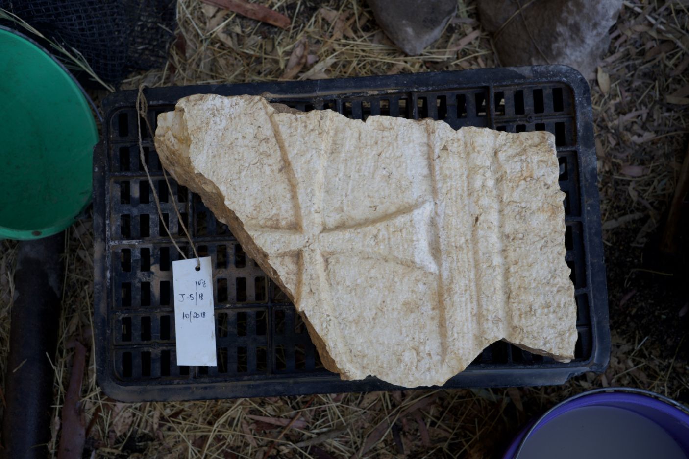 Crucea sculptată în piatră găsită la el-Araj / Foto: Zachary Wong Arheologii au descoperit ruinele unei biserici zidită peste casele Sfinților Apostoli Petru și Andrei