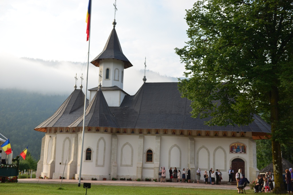Foto: Lucian Ducan Părintele Mitropolit Teofan a târnosit Biserica din Grințieș – Neamț: „Dumnezeu ne tămăduiește de neputințe, dându-ne sănătatea iubirii”
