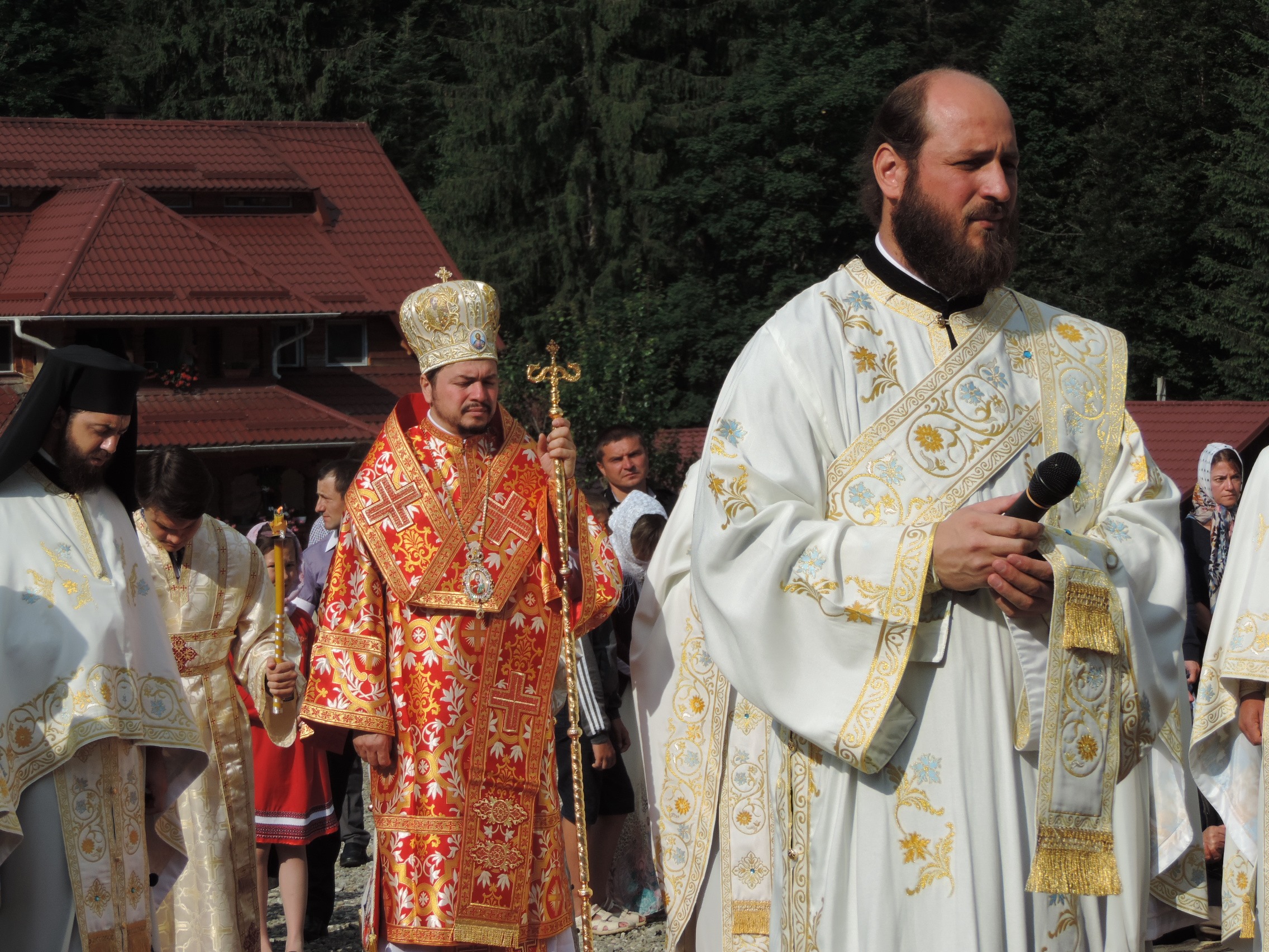 PS Veniamin, la hramul Mănăstirii Paltin: „Sfântul Pantelimon a înțeleles că fără jertfă nu există bucurie, că fără sacrificiu nu există împliniri”