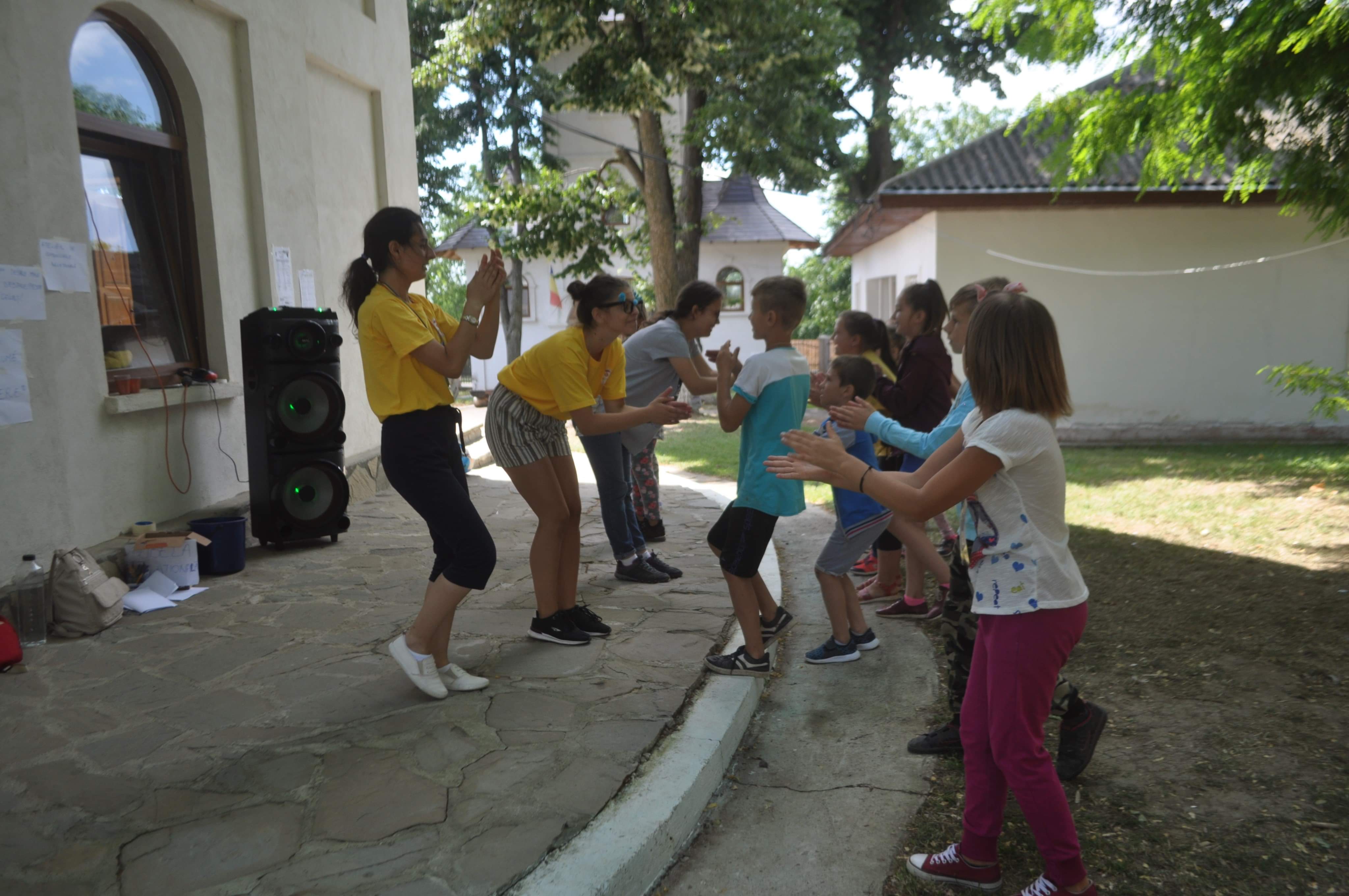 Rugăciune și bucurie pentru copiii din Hândrești