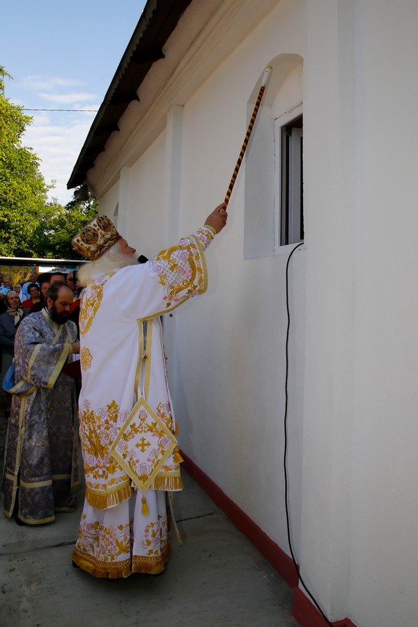 Biserica din Mateieni a primit veşmântul sfinţirii