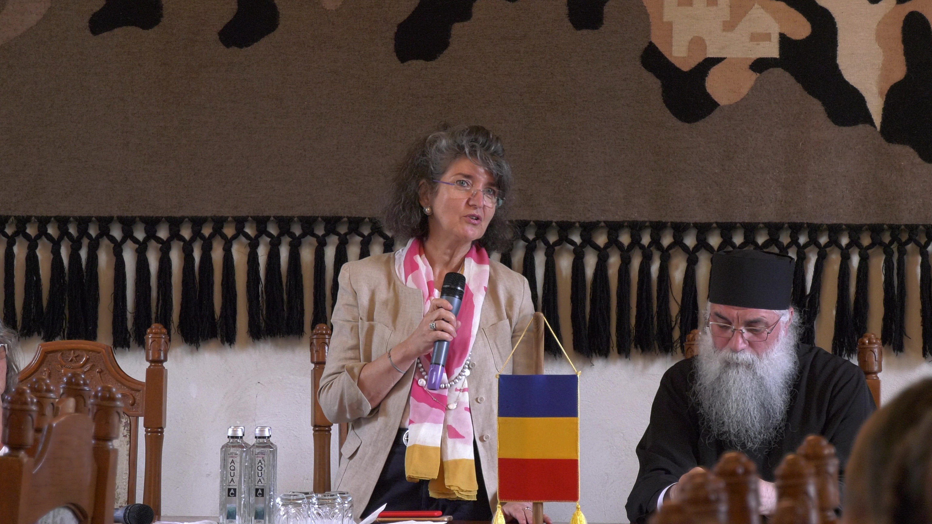 Conferința „Diaspora – Educație și formare. AmbasaDOR de Bucovina” a ajuns la Putna