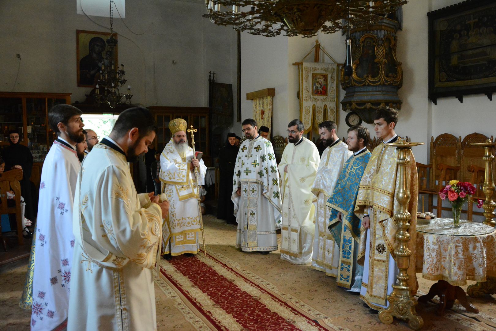 Episcopul Hușilor alături de tinerii preoți la Atelierul de formare de la Miclăușeni
