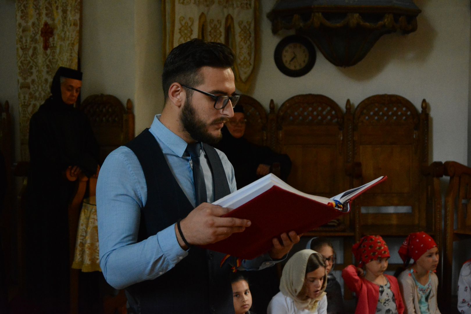 Episcopul Hușilor alături de tinerii preoți la Atelierul de formare de la Miclăușeni