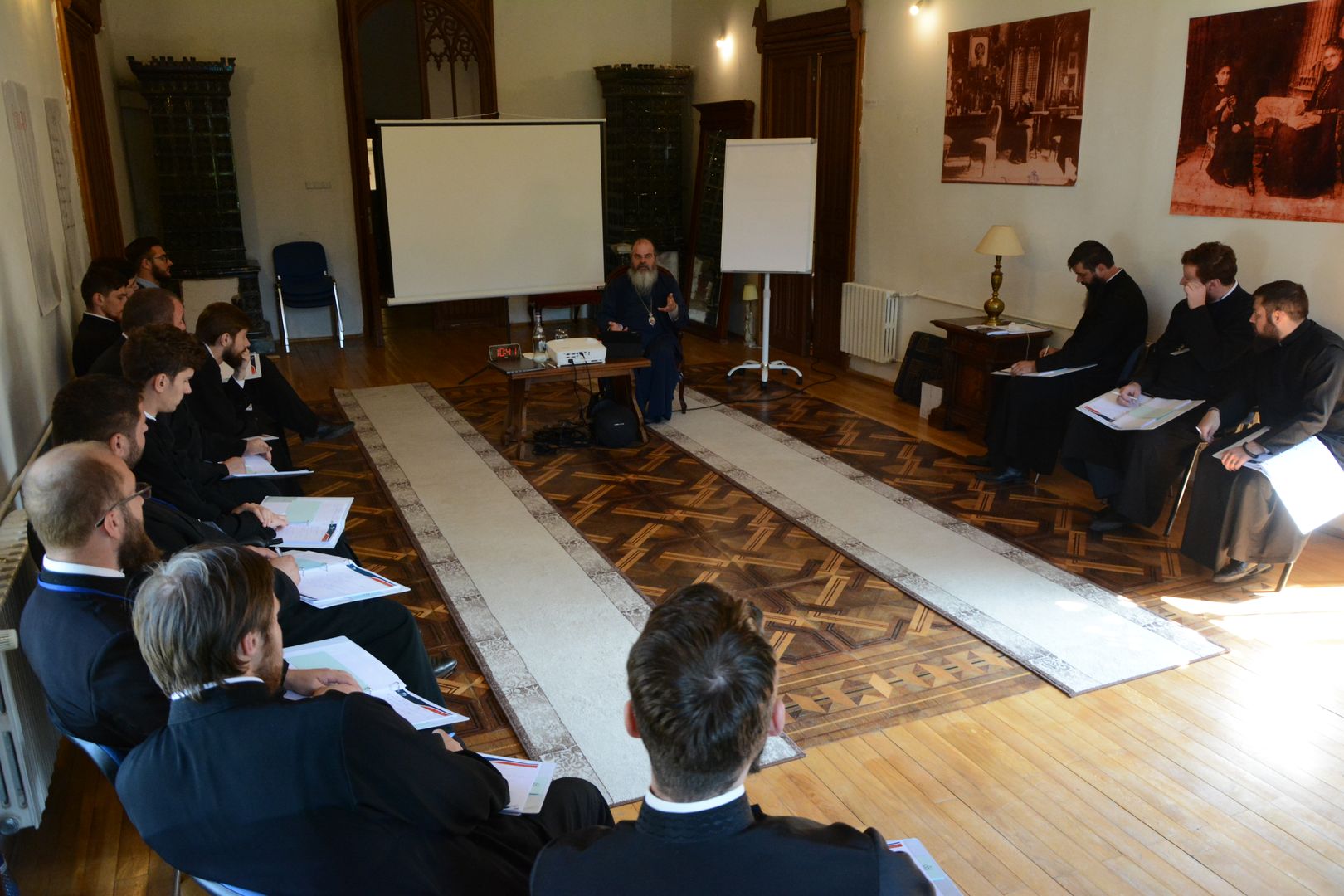 Episcopul Hușilor alături de tinerii preoți la Atelierul de formare de la Miclăușeni