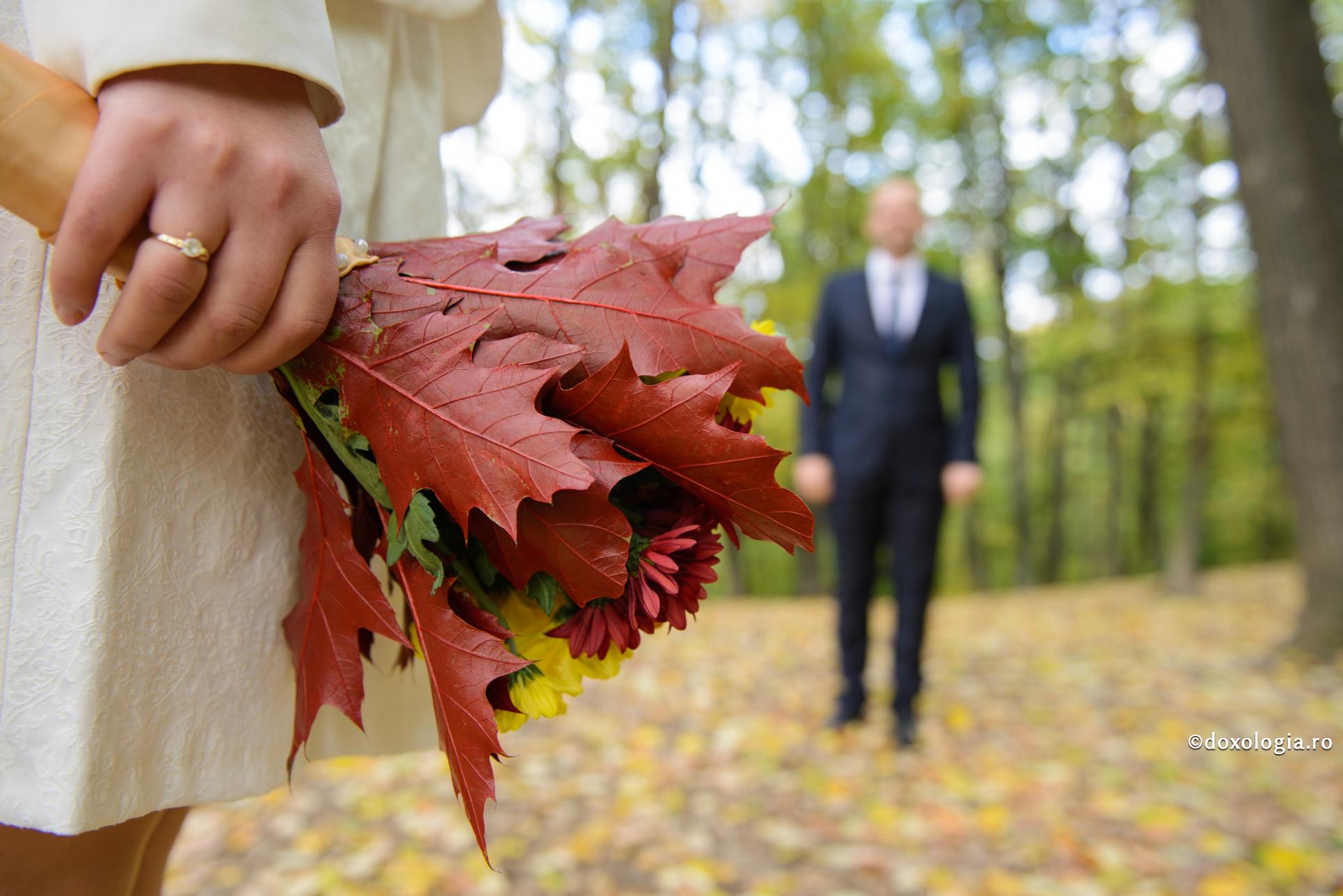 Soțul te surprinde plăcut – alegi să-i mulțumești sau îi reproșezi rarele momente de atenție? / Foto: Oana Nechifor buchet de flori