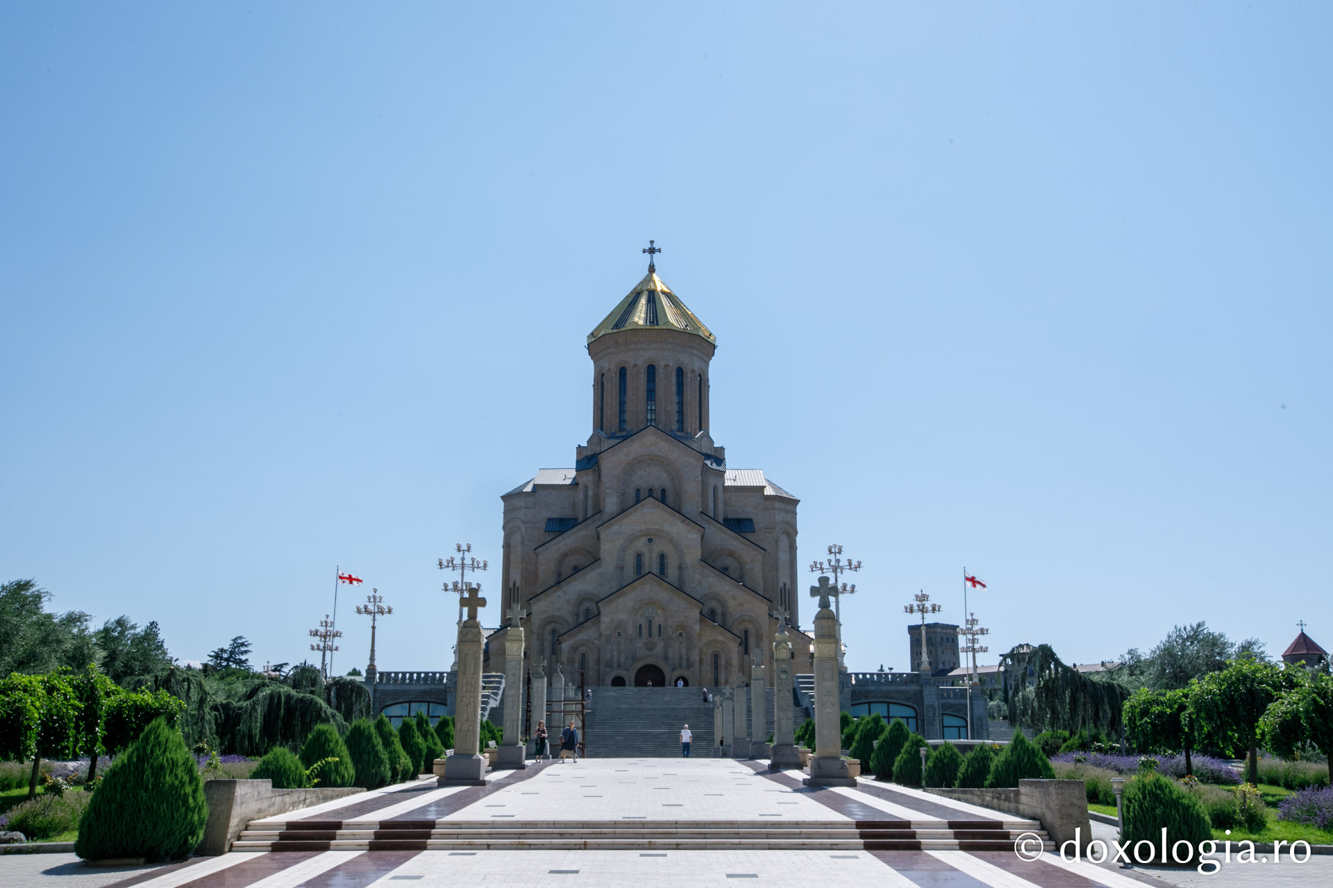 (Foto) Paşi de pelerin la Catedrala Sfânta Treime Sameba – Tbilisi, Georgia