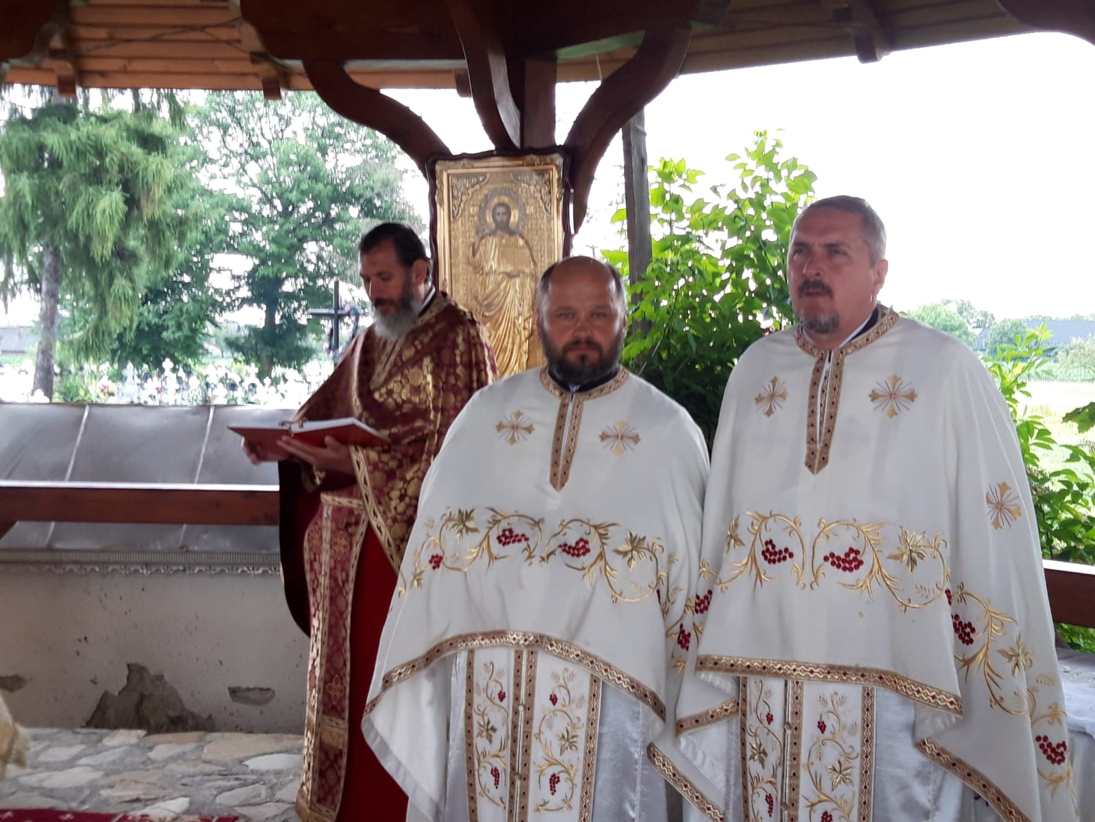 Părintele profesor Vasile Mihoc a slujit şi a conferenţiat la Vicovu de Sus