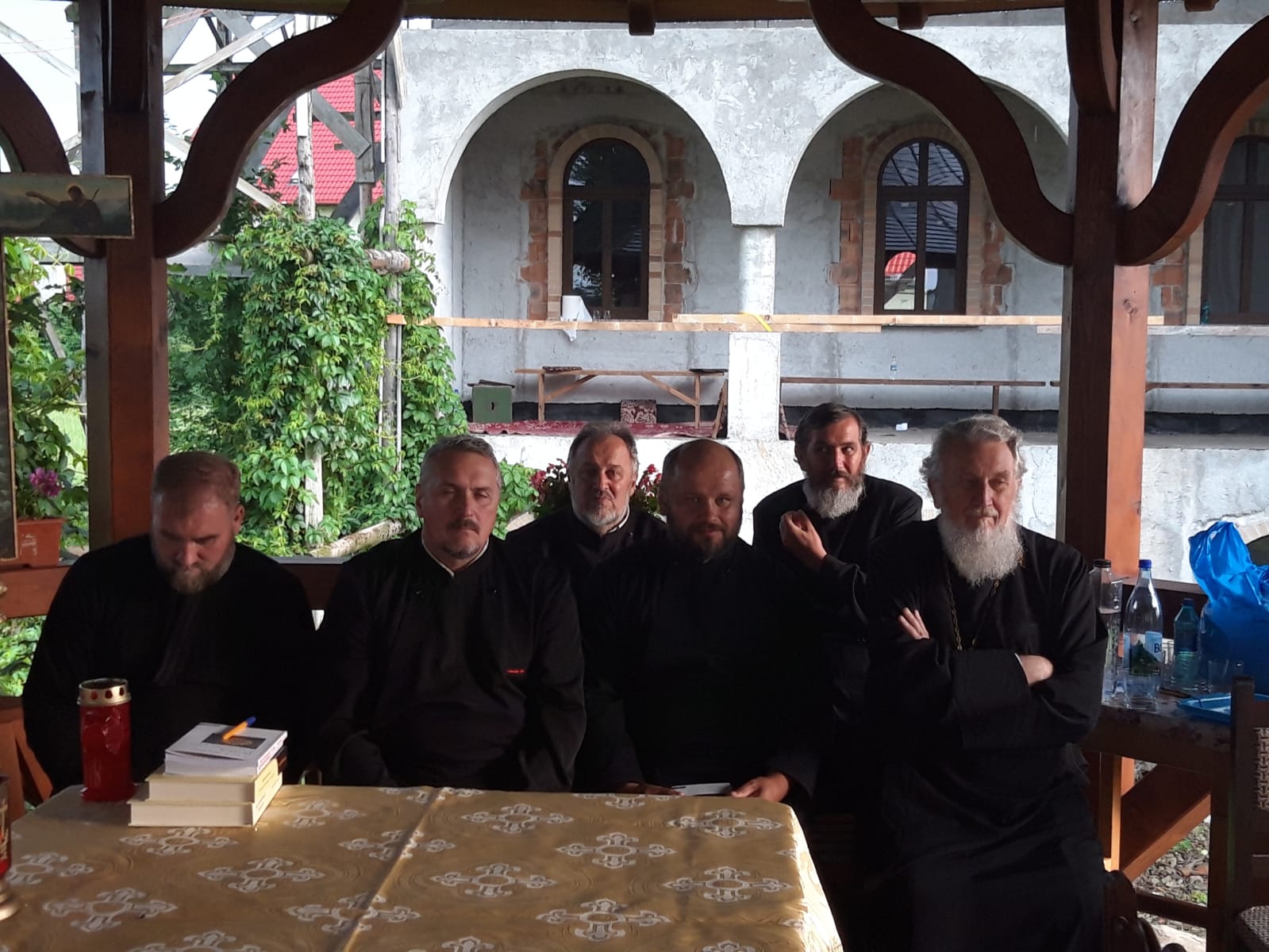 Părintele profesor Vasile Mihoc a slujit şi a conferenţiat la Vicovu de Sus