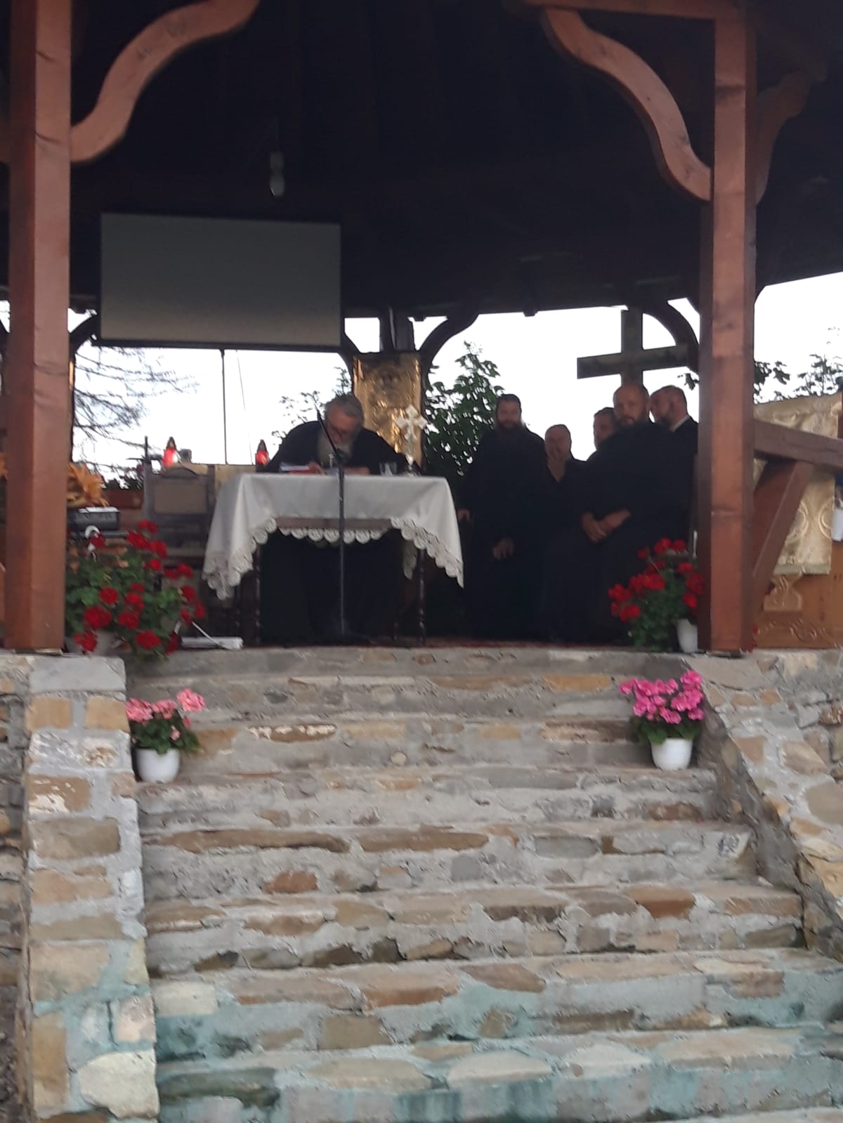 Părintele profesor Vasile Mihoc a slujit şi a conferenţiat la Vicovu de Sus