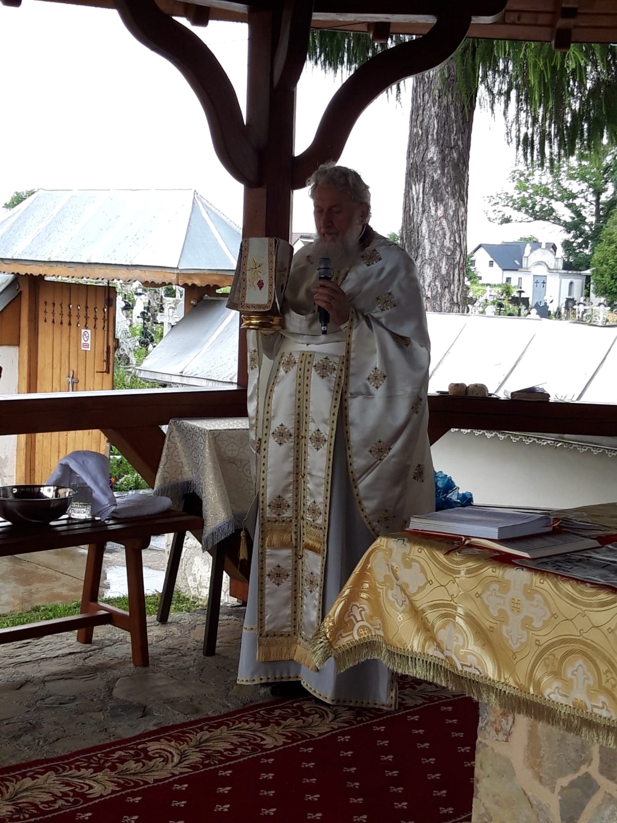 Părintele profesor Vasile Mihoc a slujit şi a conferenţiat la Vicovu de Sus