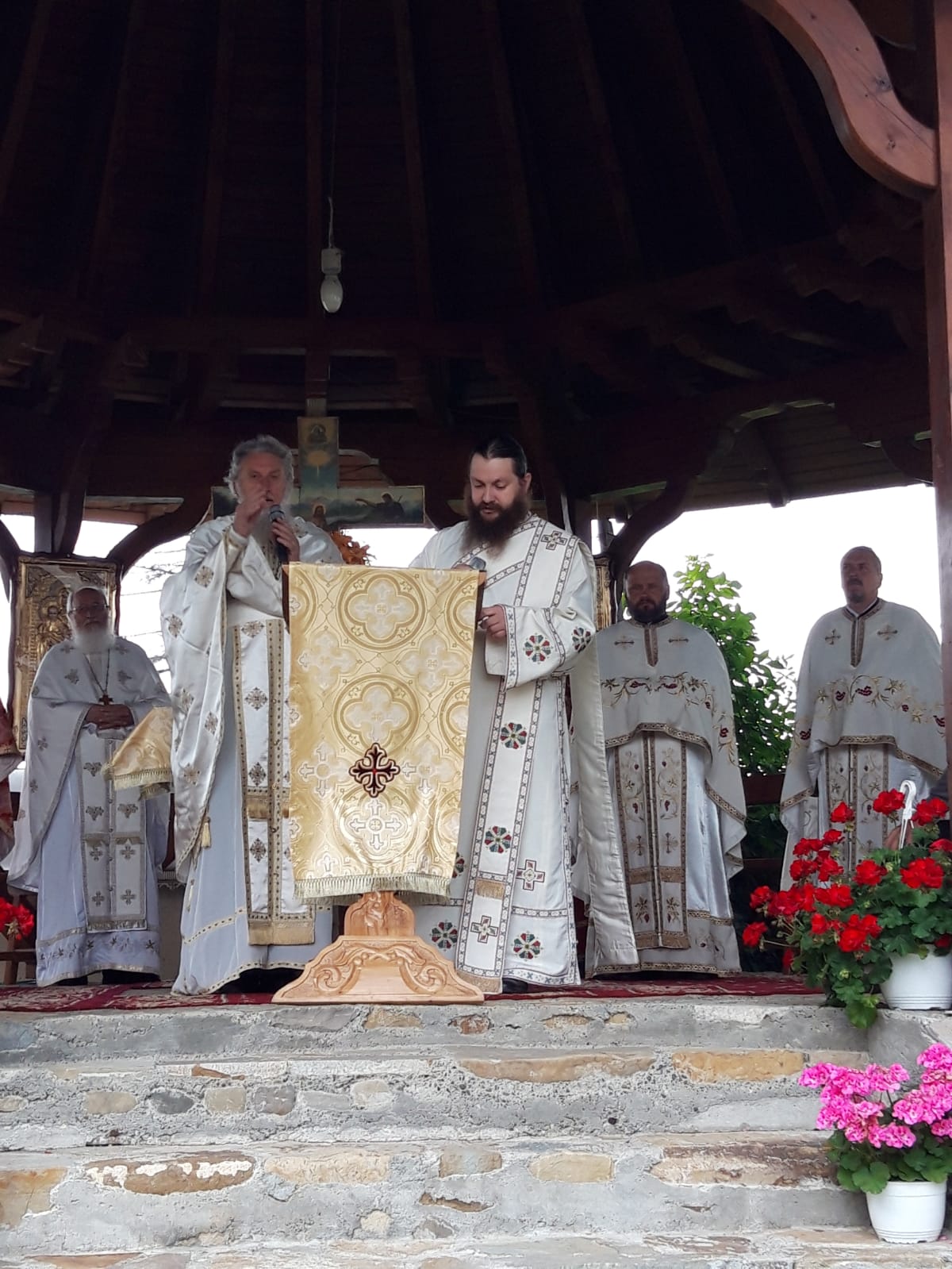 Părintele profesor Vasile Mihoc a slujit şi a conferenţiat la Vicovu de Sus