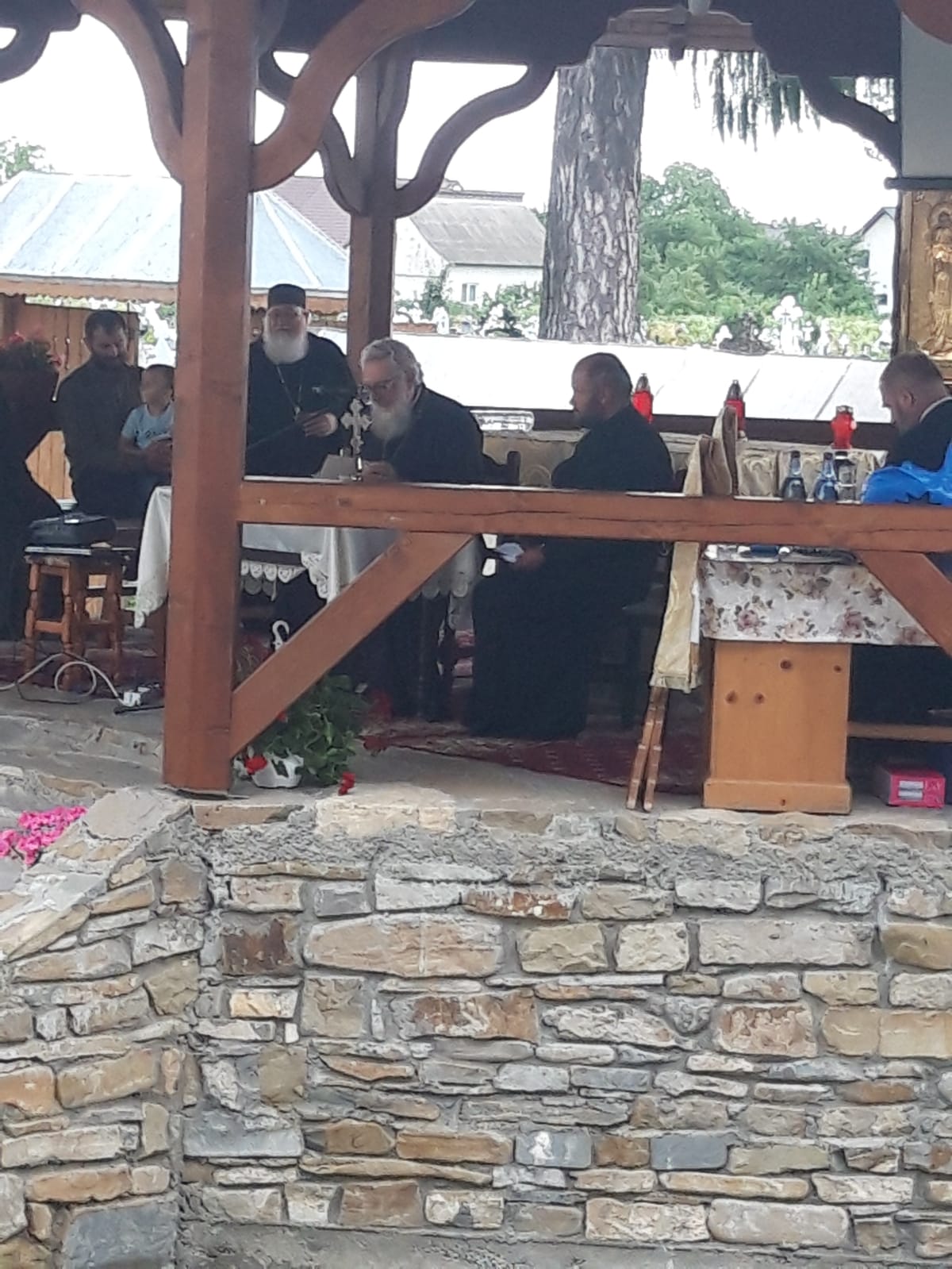 Părintele profesor Vasile Mihoc a slujit şi a conferenţiat la Vicovu de Sus