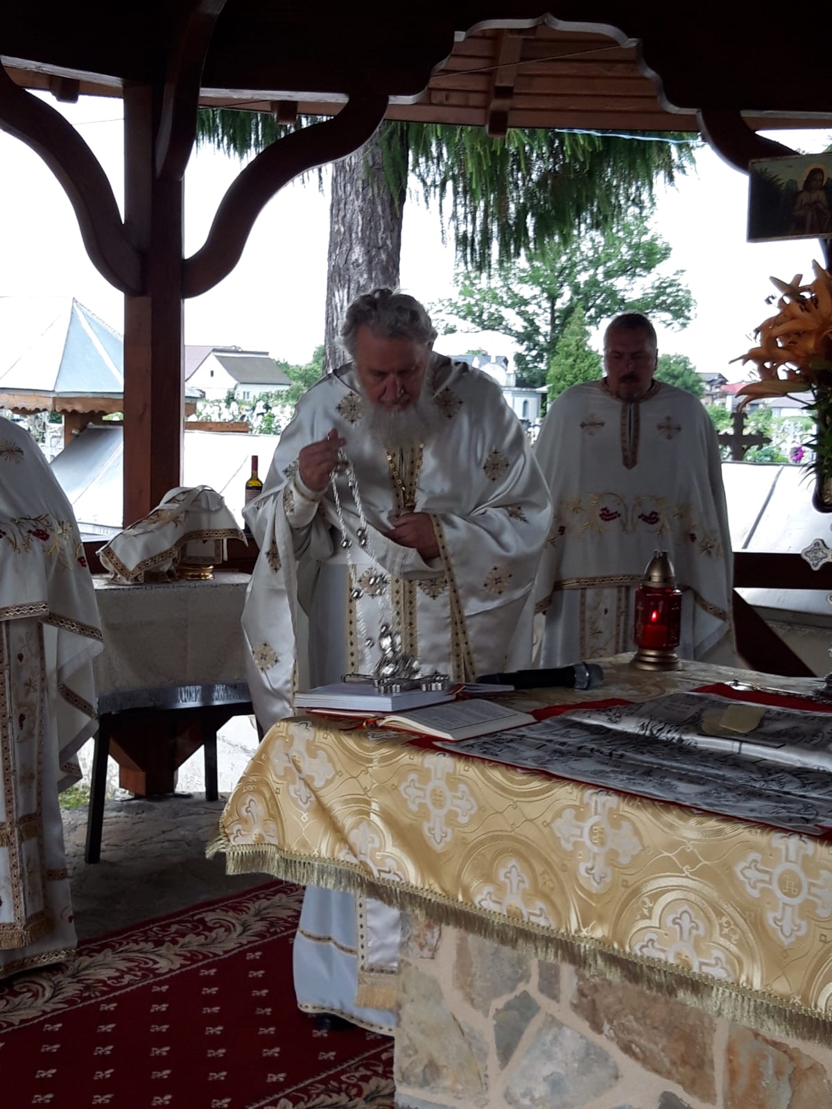 Părintele profesor Vasile Mihoc a slujit şi a conferenţiat la Vicovu de Sus